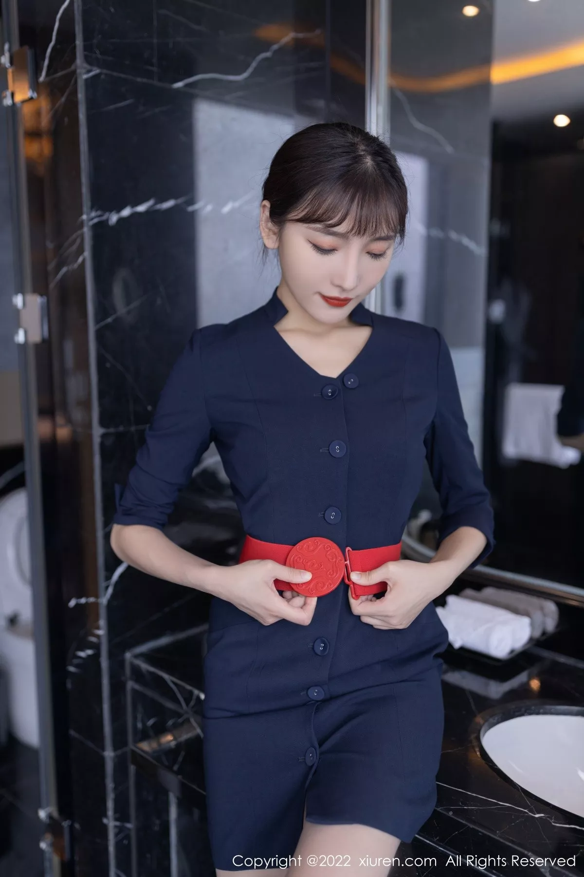 秀人集.com_[XiuRen秀人网]No.5245_模特陆萱萱广州-云南旅拍脱深蓝色空姐制服露蕾丝内衣诱惑写真73P