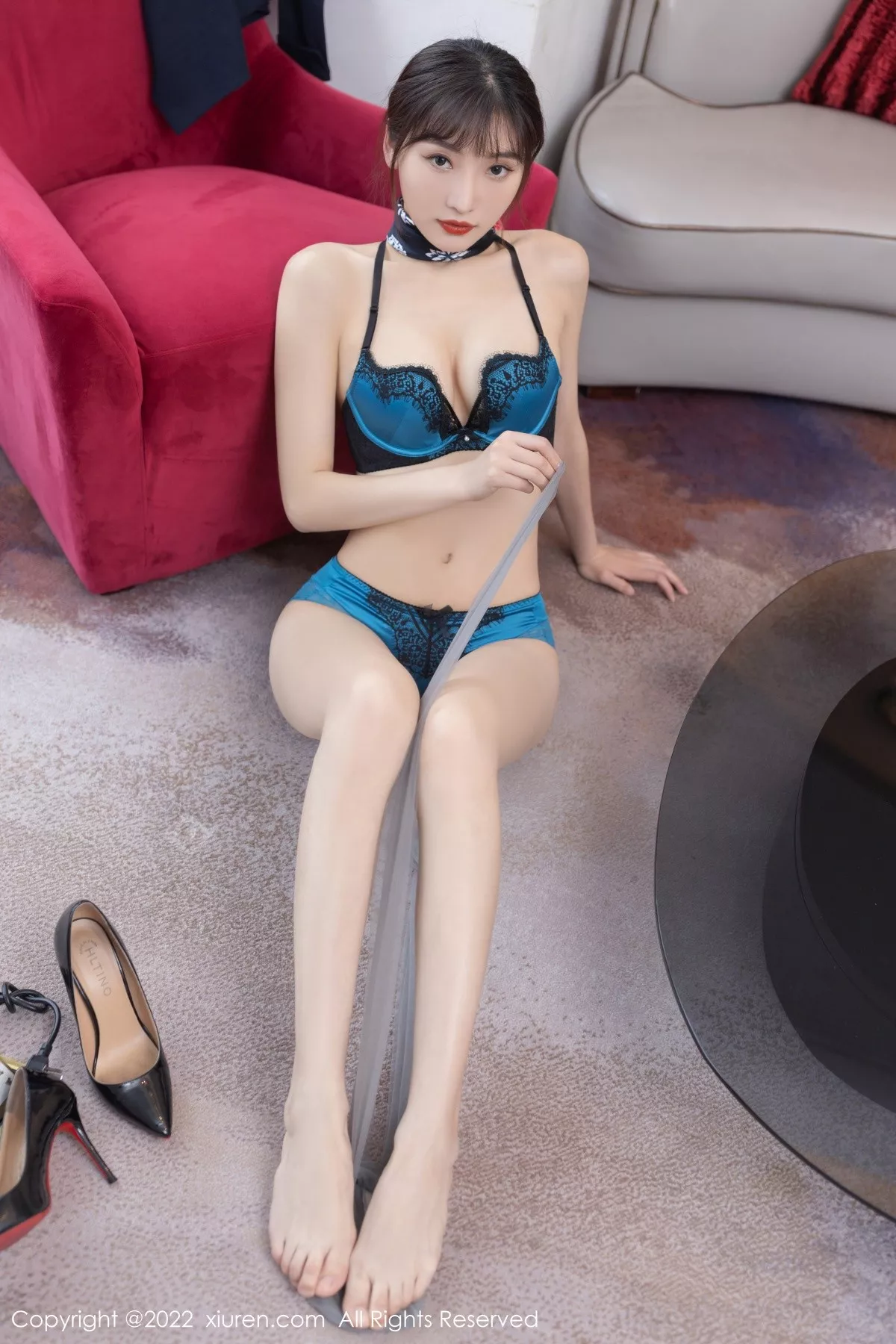 秀人集.com_[XiuRen秀人网]No.5245_模特陆萱萱广州-云南旅拍脱深蓝色空姐制服露蕾丝内衣诱惑写真73P