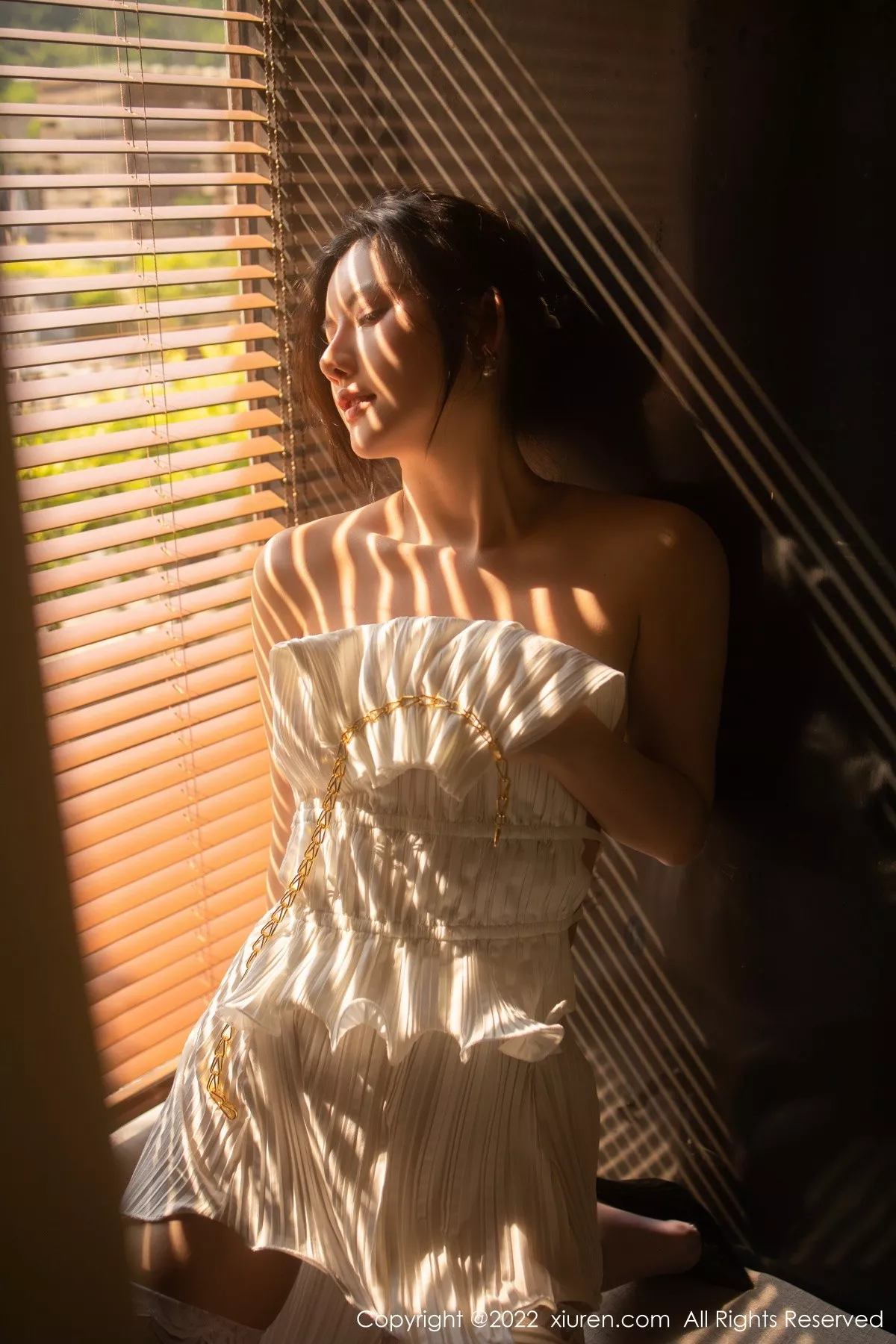 秀人集.com_[XiuRen秀人网]No.5246_模特就是阿朱啊广州-云南旅拍露背白色连衣裙配蕾丝袜诱惑写真71P