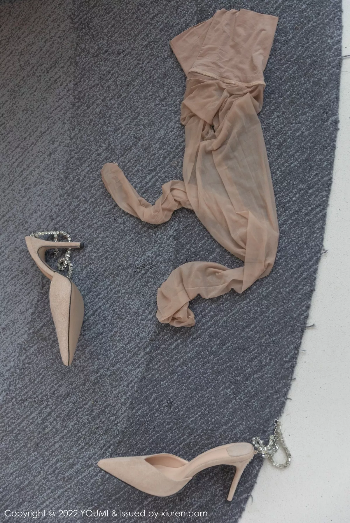 秀人集.com_[YouMi尤蜜荟]Vol.813_女神奶瓶土肥圆米色收身连衣裙配超薄肉丝秀翘臀美腿诱惑写真76P