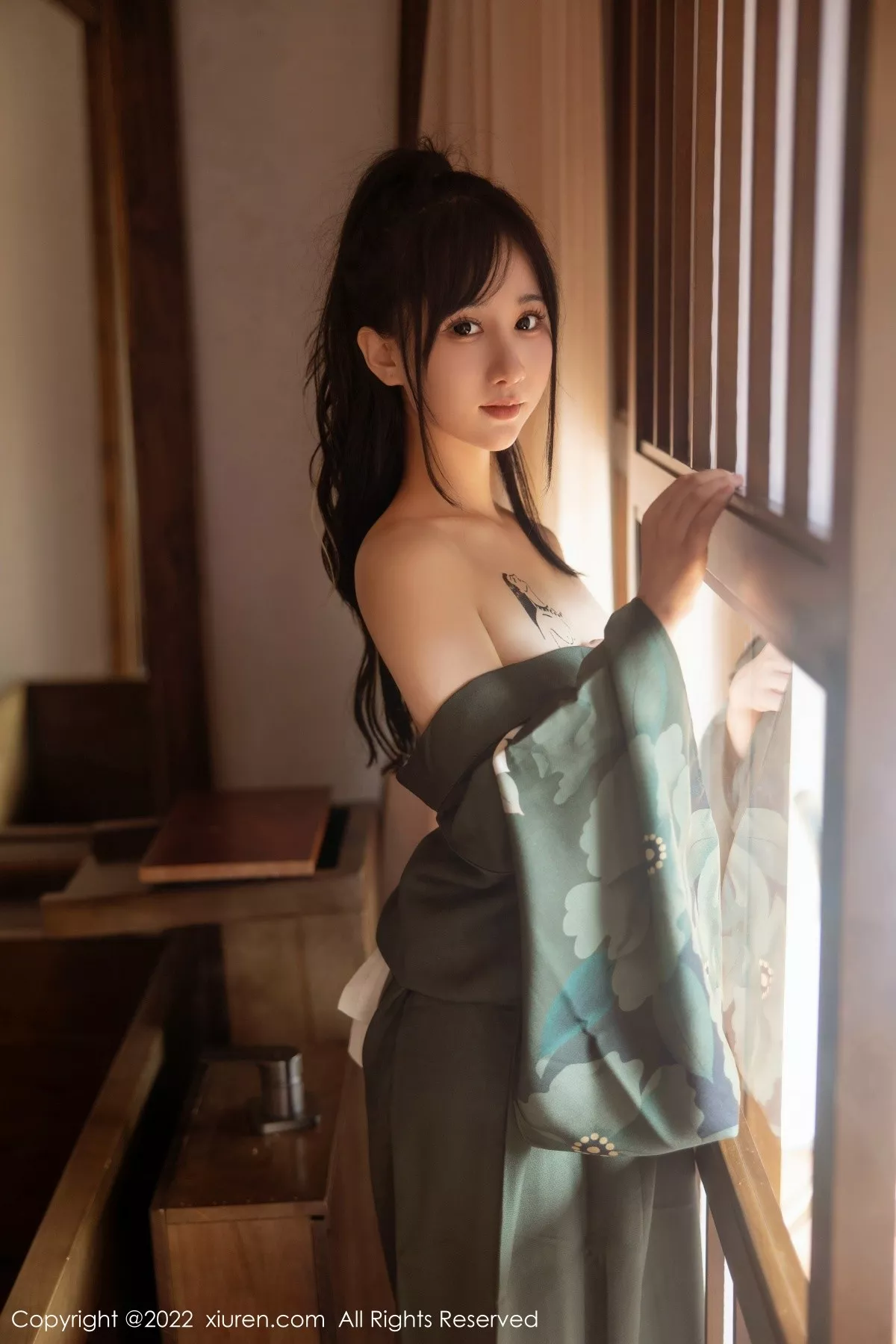 秀人集.com_[XiuRen秀人网]No.5256_女神小果冻儿大理旅拍私房暗绿色真空和服秀完美身材诱惑写真85P