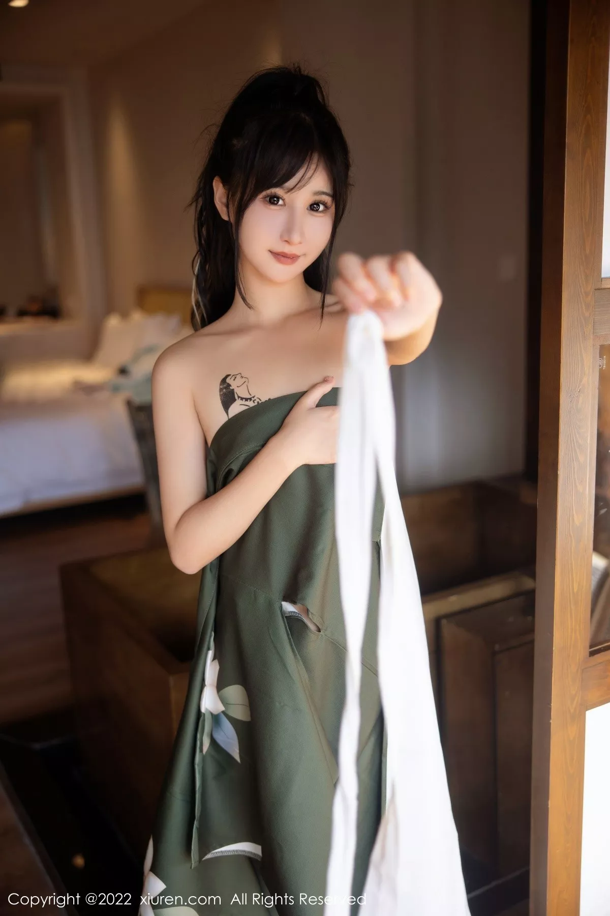 秀人集.com_[XiuRen秀人网]No.5256_女神小果冻儿大理旅拍私房暗绿色真空和服秀完美身材诱惑写真85P