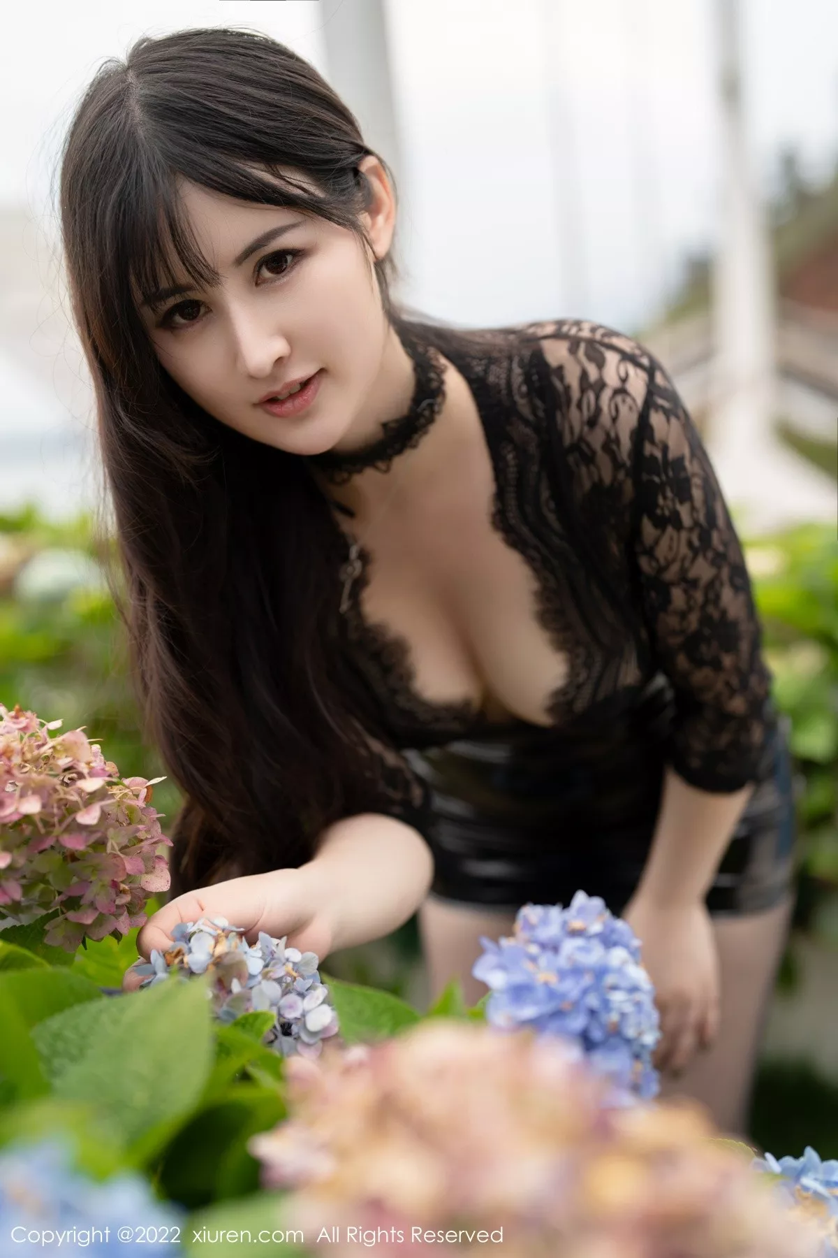 秀人集.com_[XiuRen秀人网]No.5254_模特诗诗kiki大理旅拍黑色清透蕾丝服饰配黑色短裙撩人诱惑写真56P