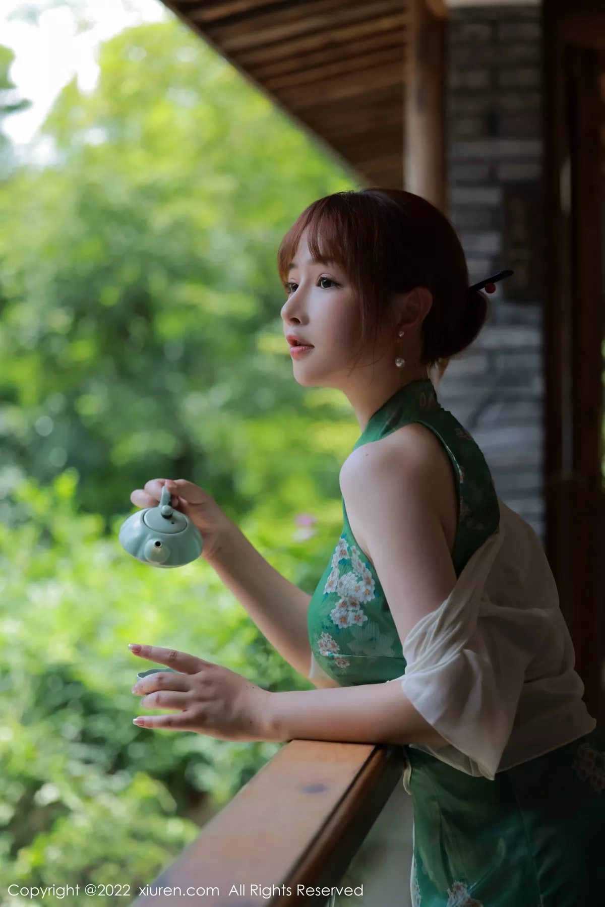 秀人集.com_[XiuRen秀人网]No.5276_模特养乐多DoDo江边场景性感绿色旗袍配超薄肉丝迷人诱惑写真51P