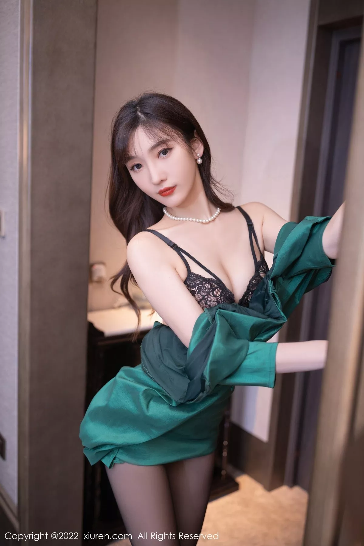 秀人集.com_[XiuRen秀人网]No.5278_模特陆萱萱广州-云南旅拍绿色礼裙露蕾丝内衣超薄黑丝诱惑写真70P