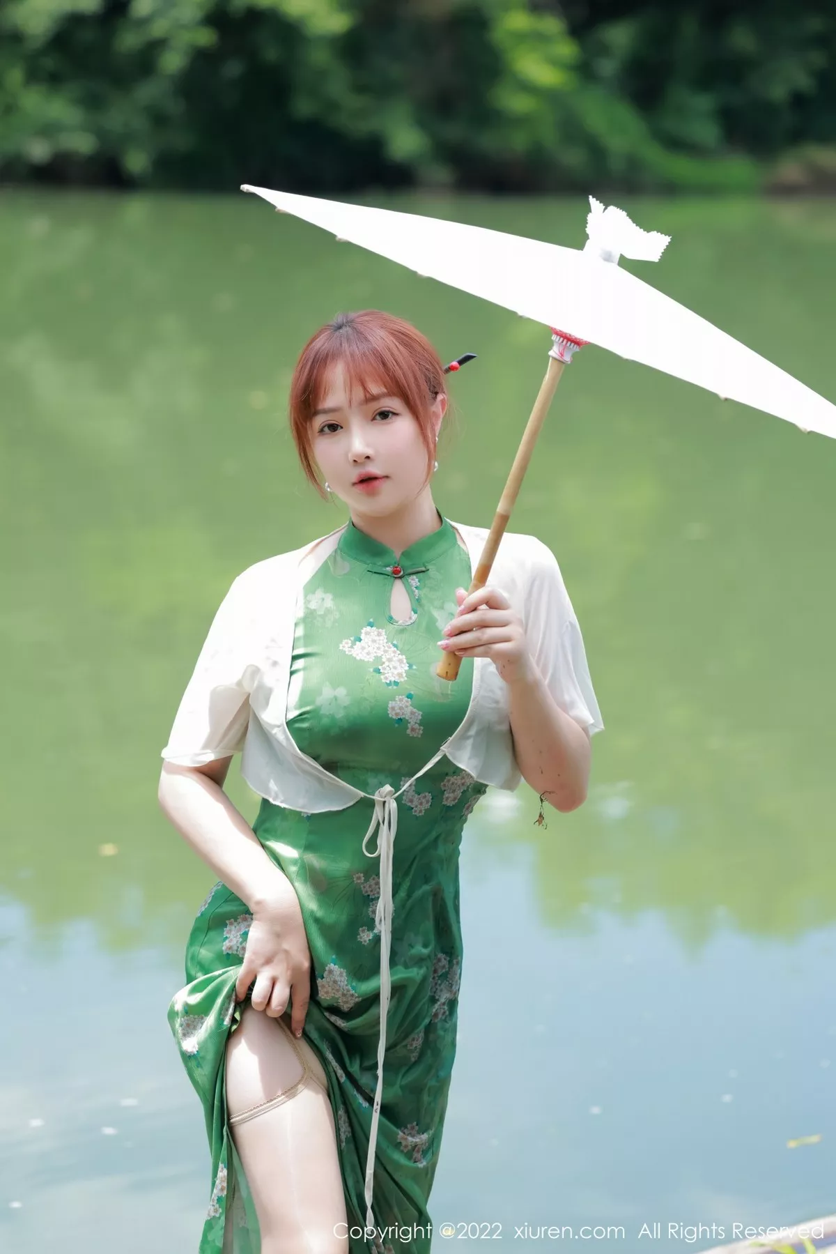 秀人集.com_[XiuRen秀人网]No.5276_模特养乐多DoDo江边场景性感绿色旗袍配超薄肉丝迷人诱惑写真51P