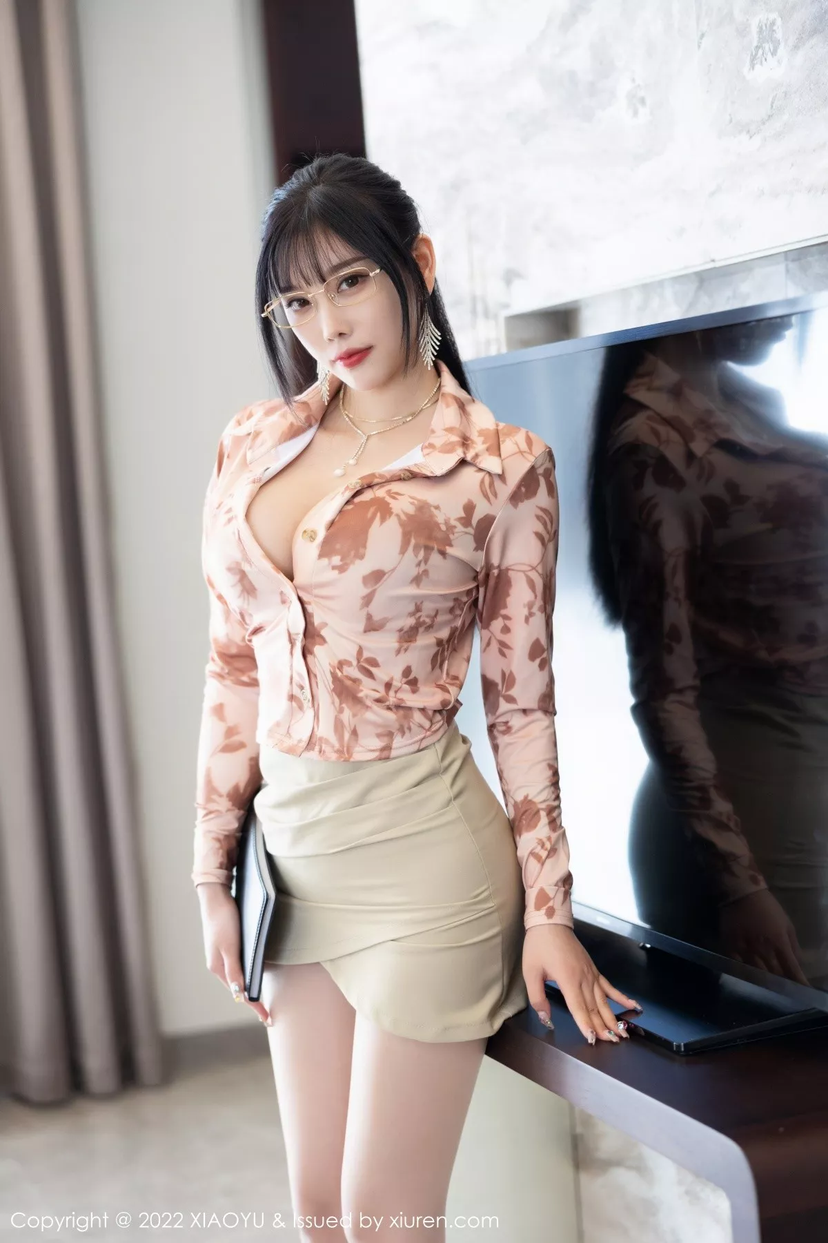 秀人集.com_[XiaoYu画语界]Vol.821_女神杨晨晨Yome心愿旅拍半脱露蕾丝内衣配超薄肉丝诱惑写真91P