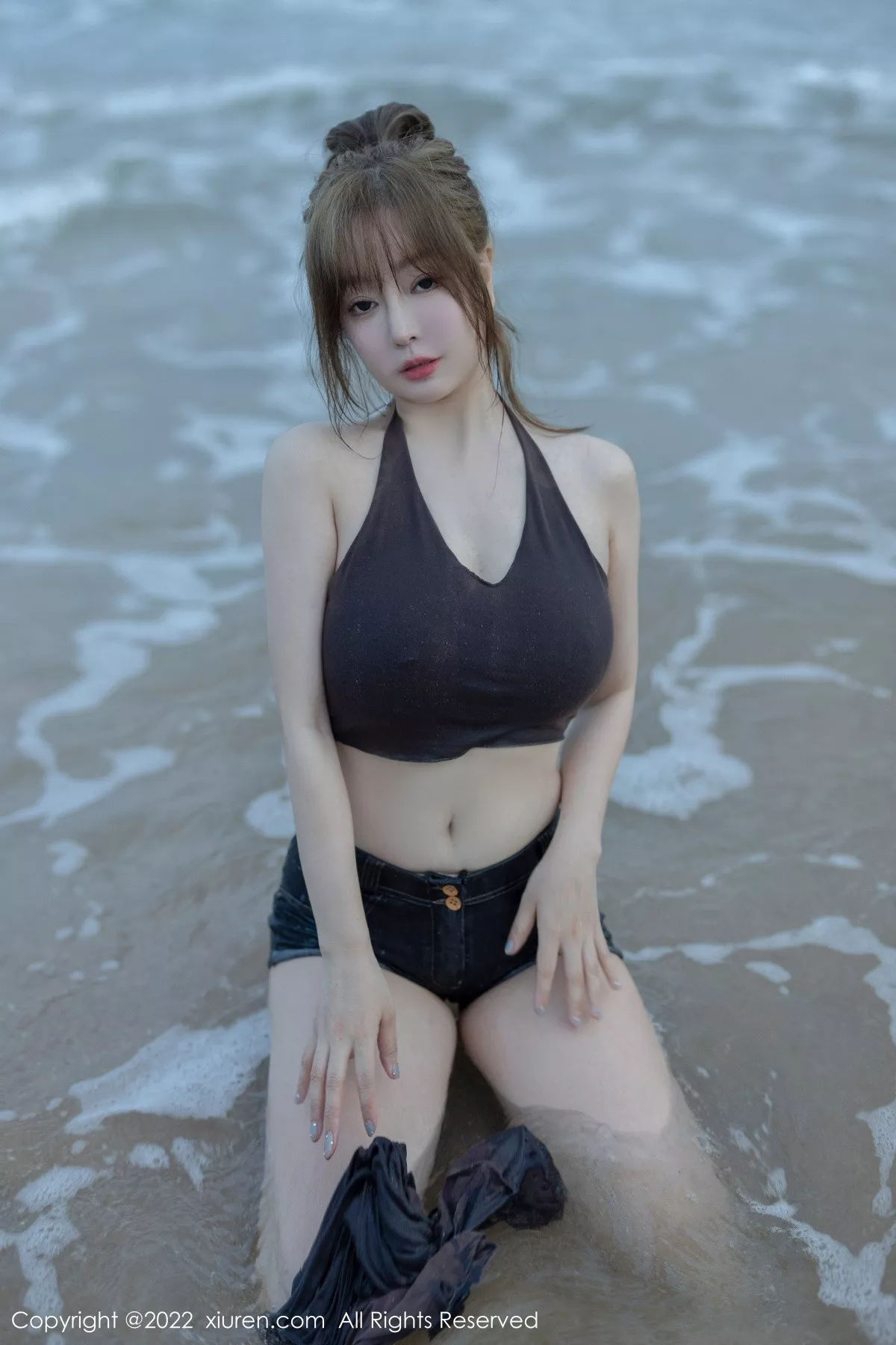 秀人集.com_[XiuRen秀人网]No.5281_女神王雨纯海南万宁旅拍性感收身衣配短裤秀曼妙身材诱惑写真58P