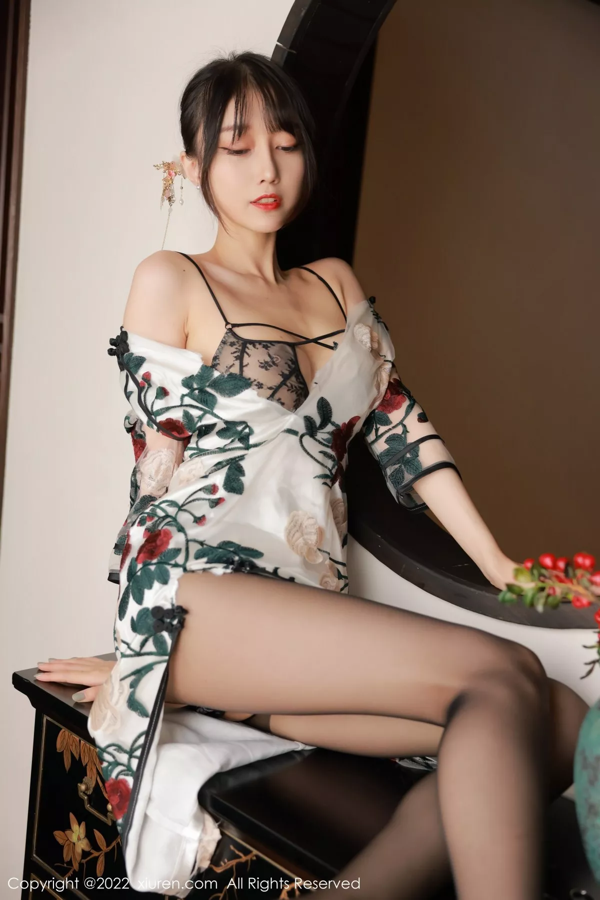 秀人集.com_[XiuRen秀人网]No.5199_模特玥儿玥er澳门旅拍半脱露黑色轻透内衣配超薄黑丝诱惑写真77P