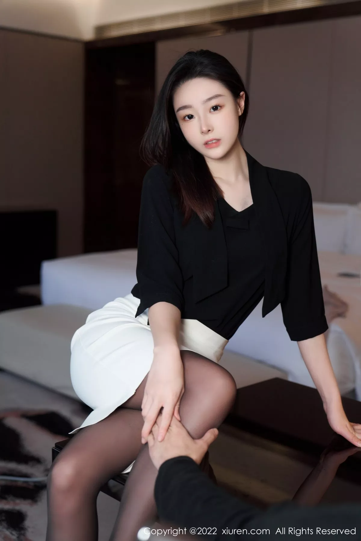 秀人集.com_[XiuRen秀人网]No.5312_模特是小逗逗黑色轻透上衣配白色短裙露超薄无内黑丝诱惑写真90P