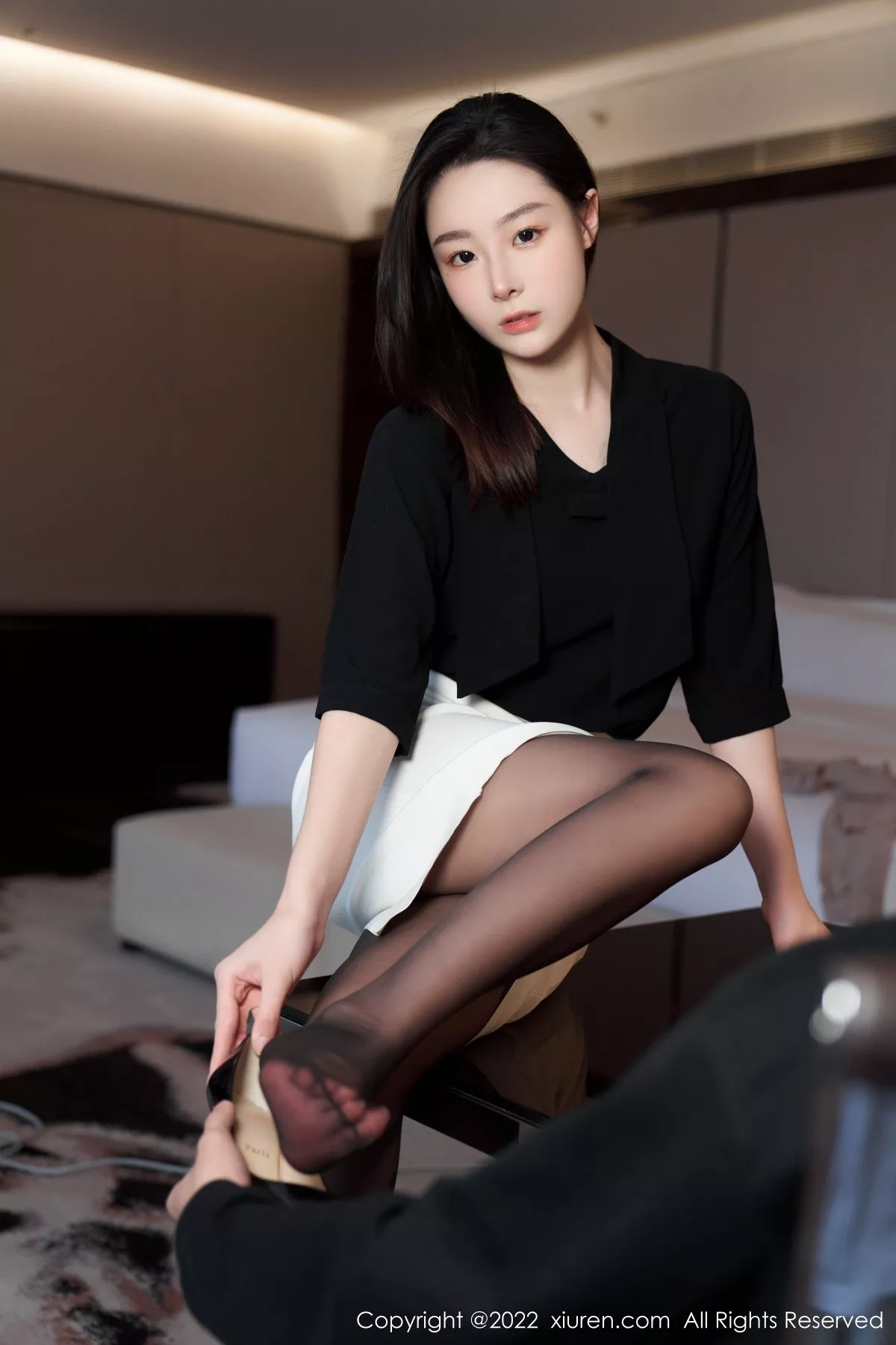 秀人集.com_[XiuRen秀人网]No.5312_模特是小逗逗黑色轻透上衣配白色短裙露超薄无内黑丝诱惑写真90P