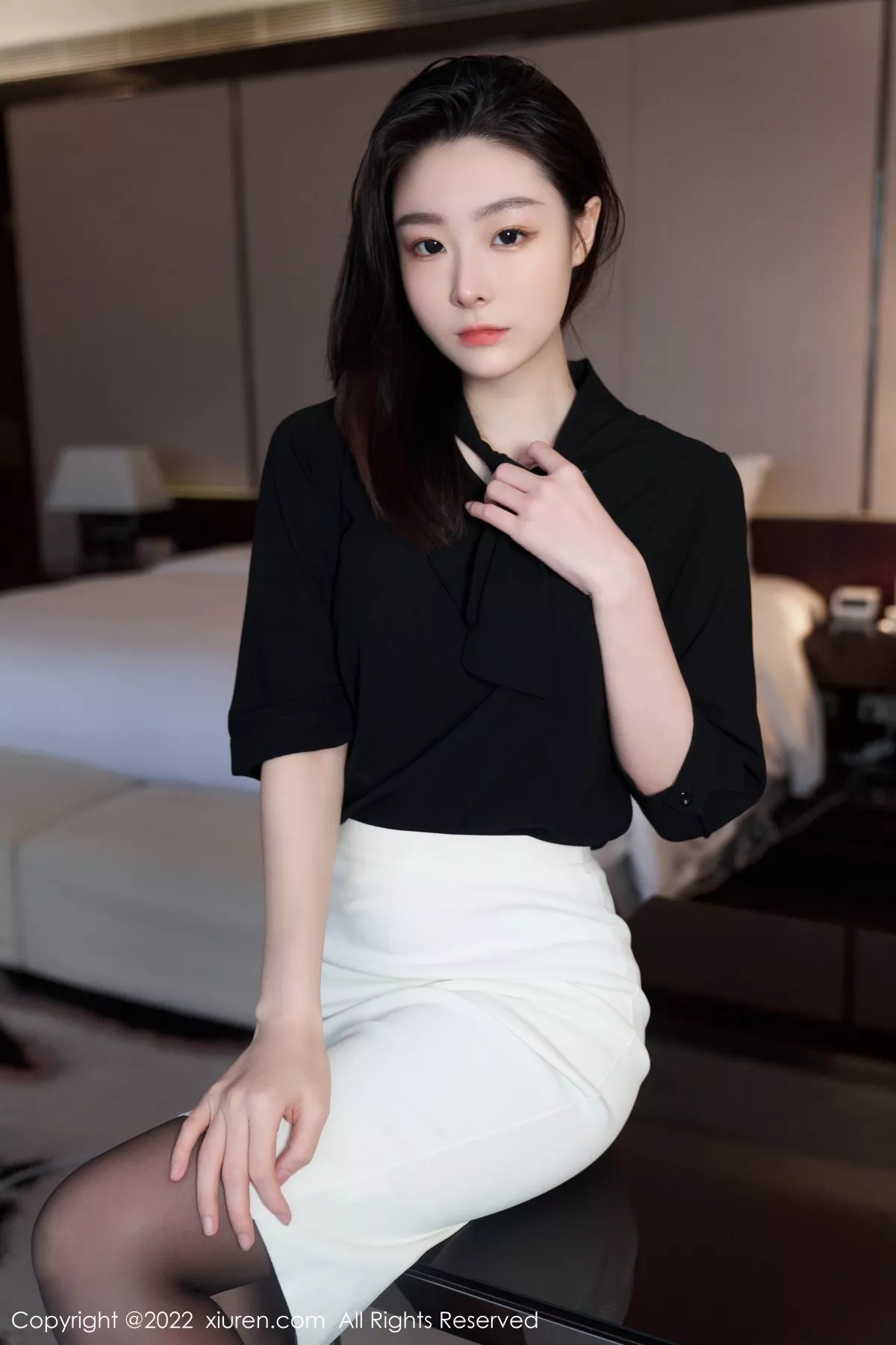 秀人集.com_[XiuRen秀人网]No.5312_模特是小逗逗黑色轻透上衣配白色短裙露超薄无内黑丝诱惑写真90P