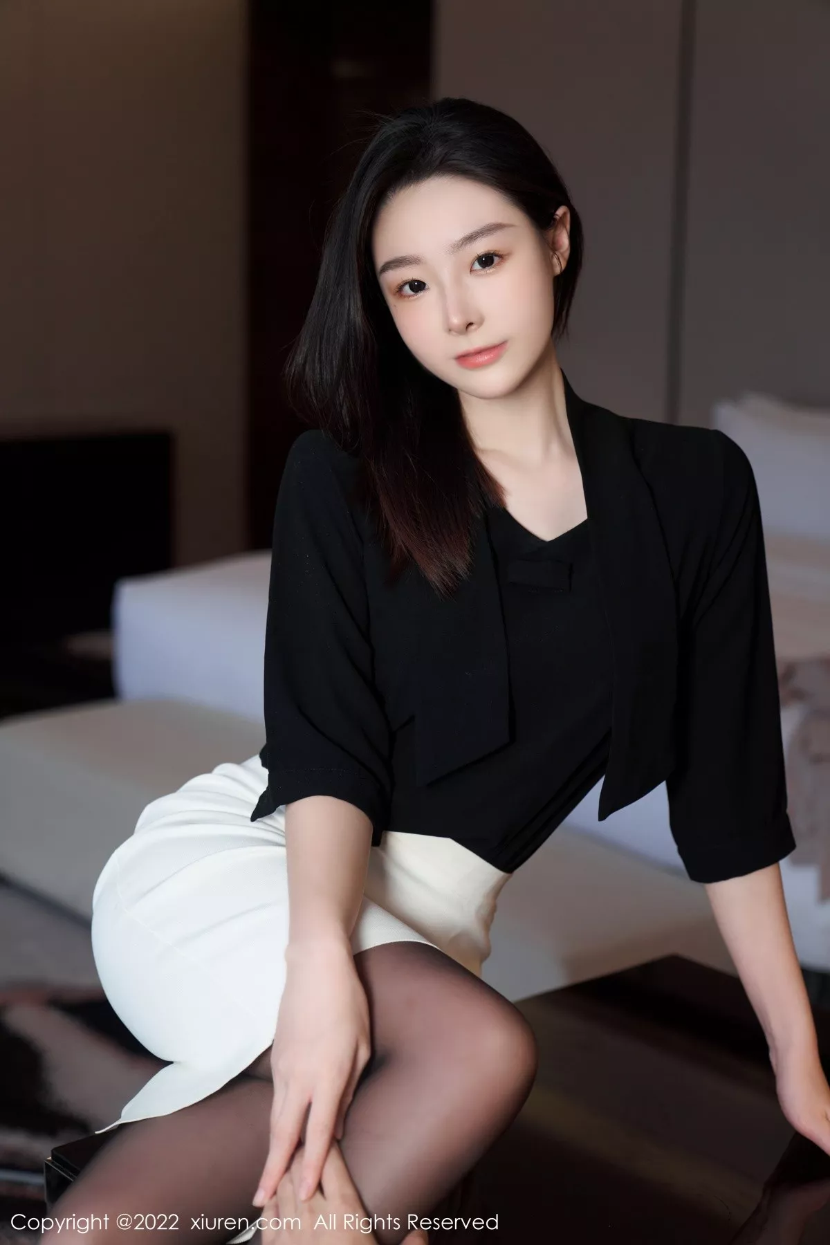 秀人集.com_[XiuRen秀人网]No.5312_模特是小逗逗黑色轻透上衣配白色短裙露超薄无内黑丝诱惑写真90P