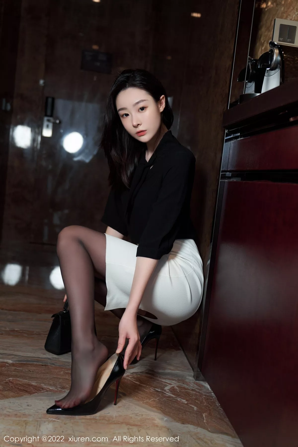 秀人集.com_[XiuRen秀人网]No.5312_模特是小逗逗黑色轻透上衣配白色短裙露超薄无内黑丝诱惑写真90P