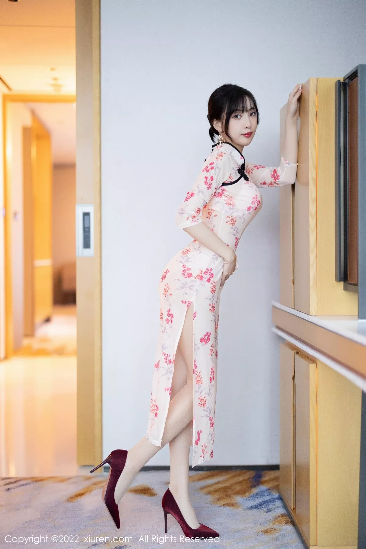 秀人集.com_[XiuRen秀人网]No.5366_模特林星阑厦门旅拍脱轻透旗袍露蕾丝内衣配超薄肉丝诱惑写真84P