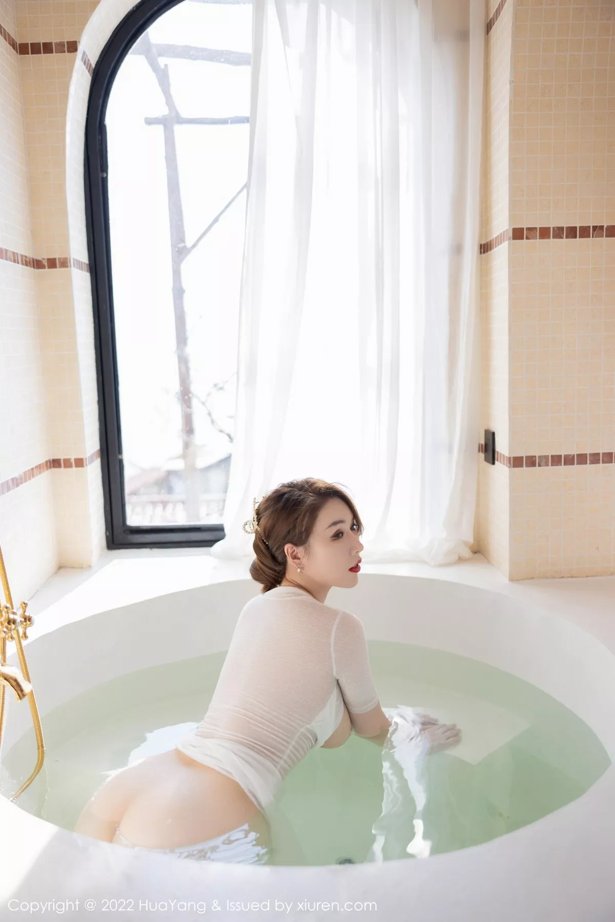 秀人集.com_[HuaYang花漾]Vol.509_女神尤妮丝Egg大理旅拍浴室白色薄透长裙秀丰满身材诱惑写真55P