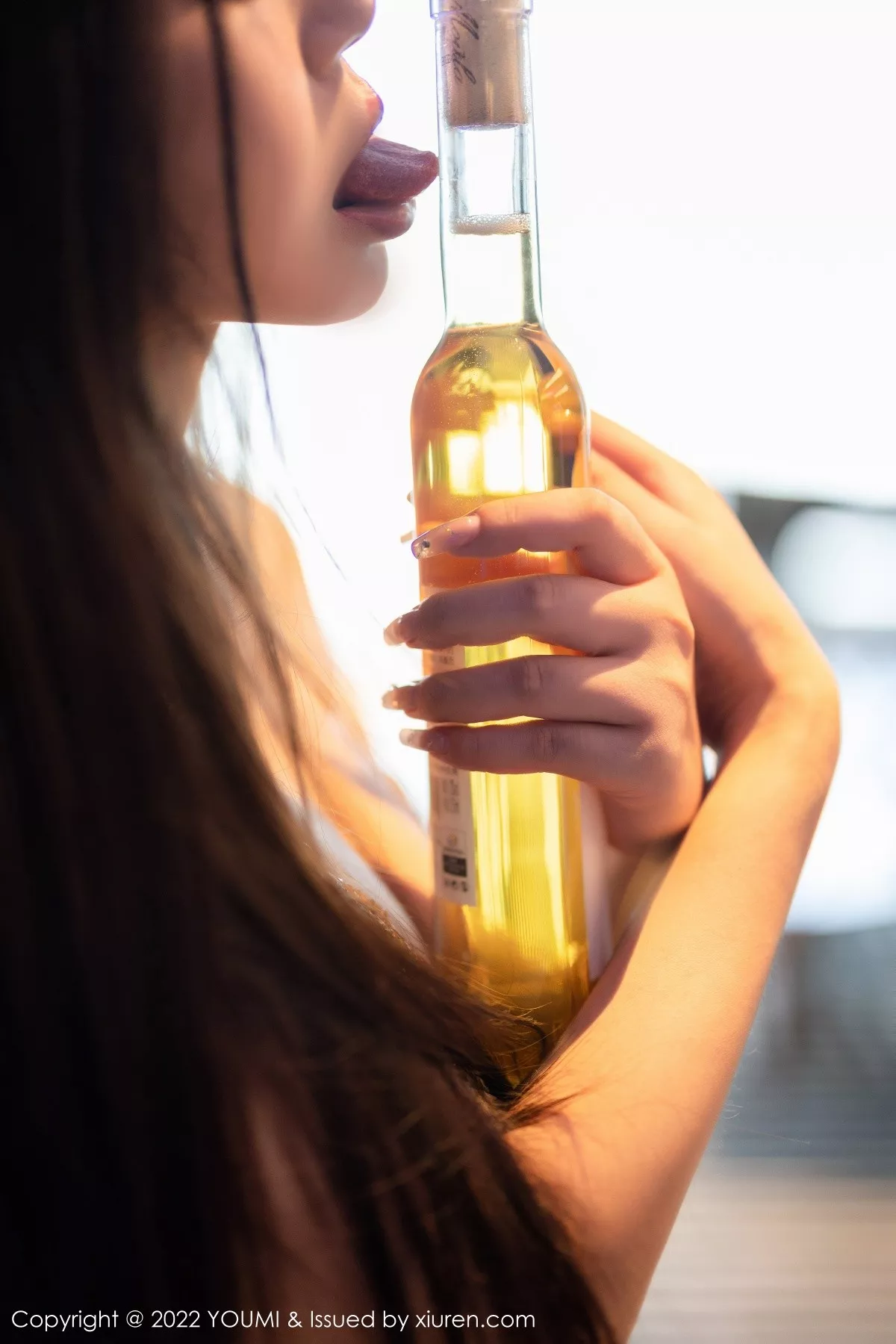 秀人集.com_[YouMi尤蜜荟]Vol.823_模特laura阿姣性感金色闪亮吊带裙低胸秀丰满身材撩人诱惑写真60P