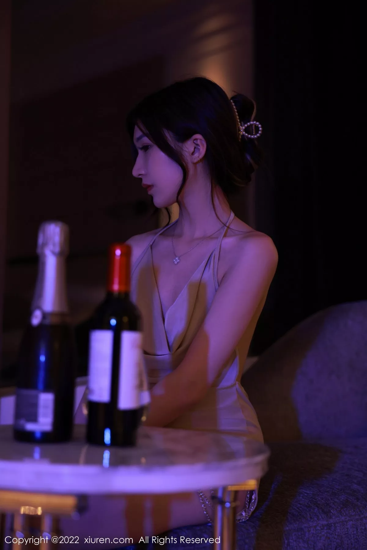 秀人集.com_[XiuRen秀人网]No.5400_模特hebe韩心雨澳门旅拍幽暗灯光下浅色连衣短裙迷人诱惑写真55P