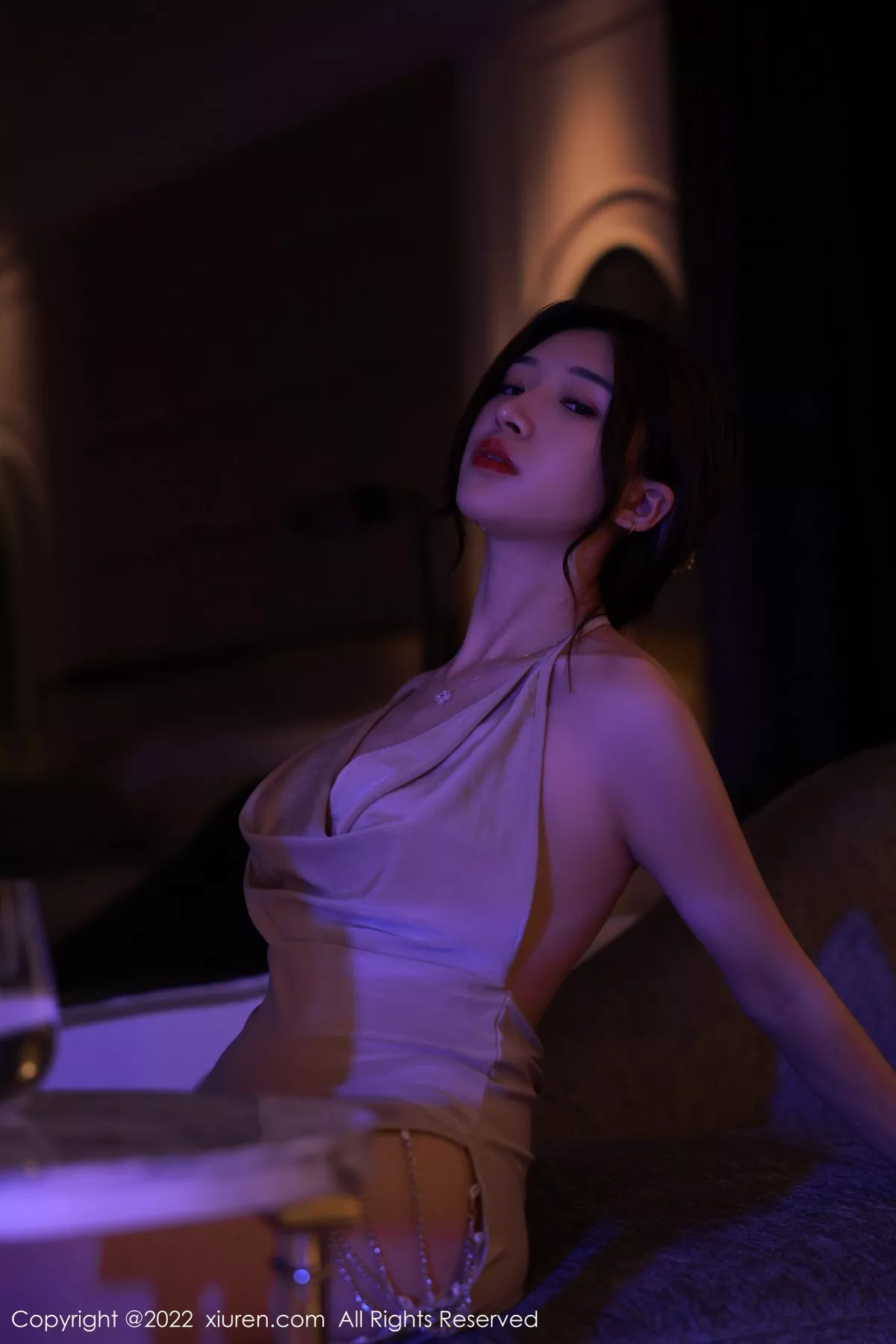 秀人集.com_[XiuRen秀人网]No.5400_模特hebe韩心雨澳门旅拍幽暗灯光下浅色连衣短裙迷人诱惑写真55P