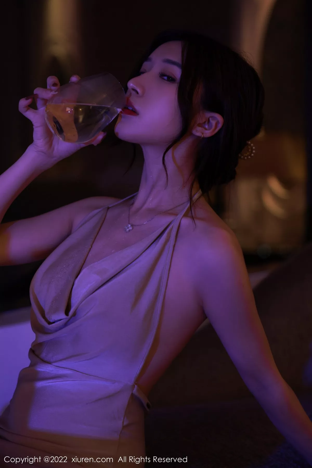 秀人集.com_[XiuRen秀人网]No.5400_模特hebe韩心雨澳门旅拍幽暗灯光下浅色连衣短裙迷人诱惑写真55P