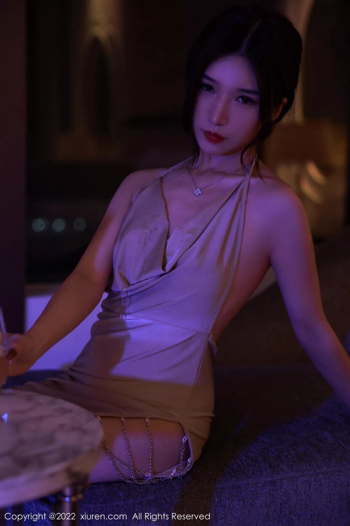 秀人集.com_[XiuRen秀人网]No.5400_模特hebe韩心雨澳门旅拍幽暗灯光下浅色连衣短裙迷人诱惑写真55P