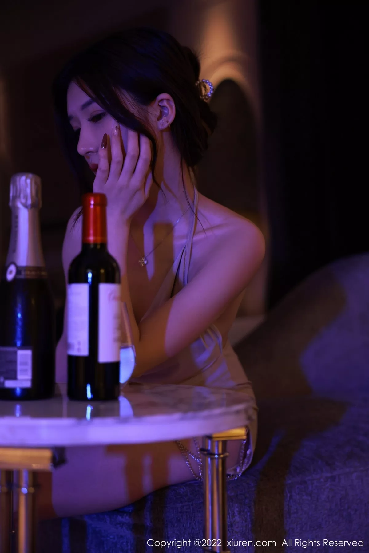 秀人集.com_[XiuRen秀人网]No.5400_模特hebe韩心雨澳门旅拍幽暗灯光下浅色连衣短裙迷人诱惑写真55P