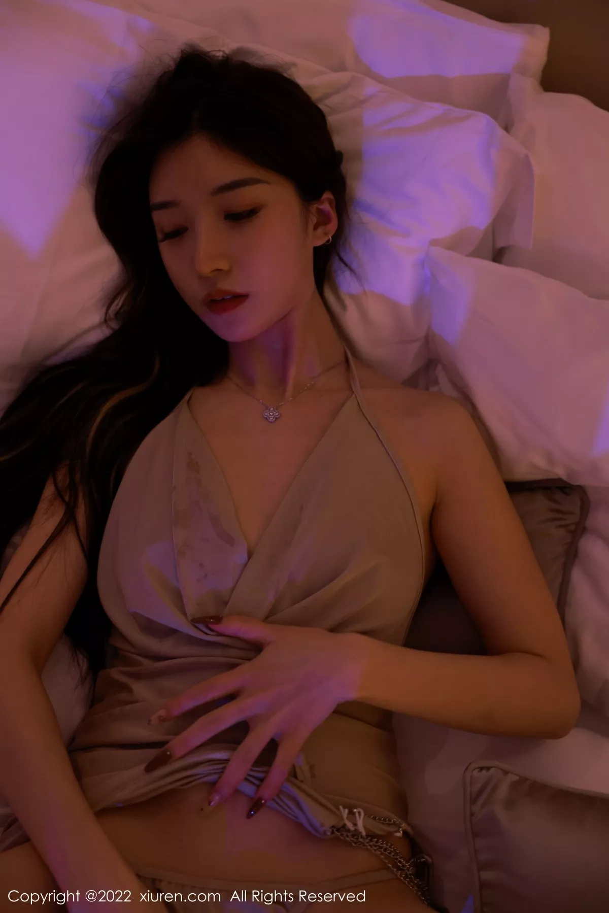 秀人集.com_[XiuRen秀人网]No.5400_模特hebe韩心雨澳门旅拍幽暗灯光下浅色连衣短裙迷人诱惑写真55P