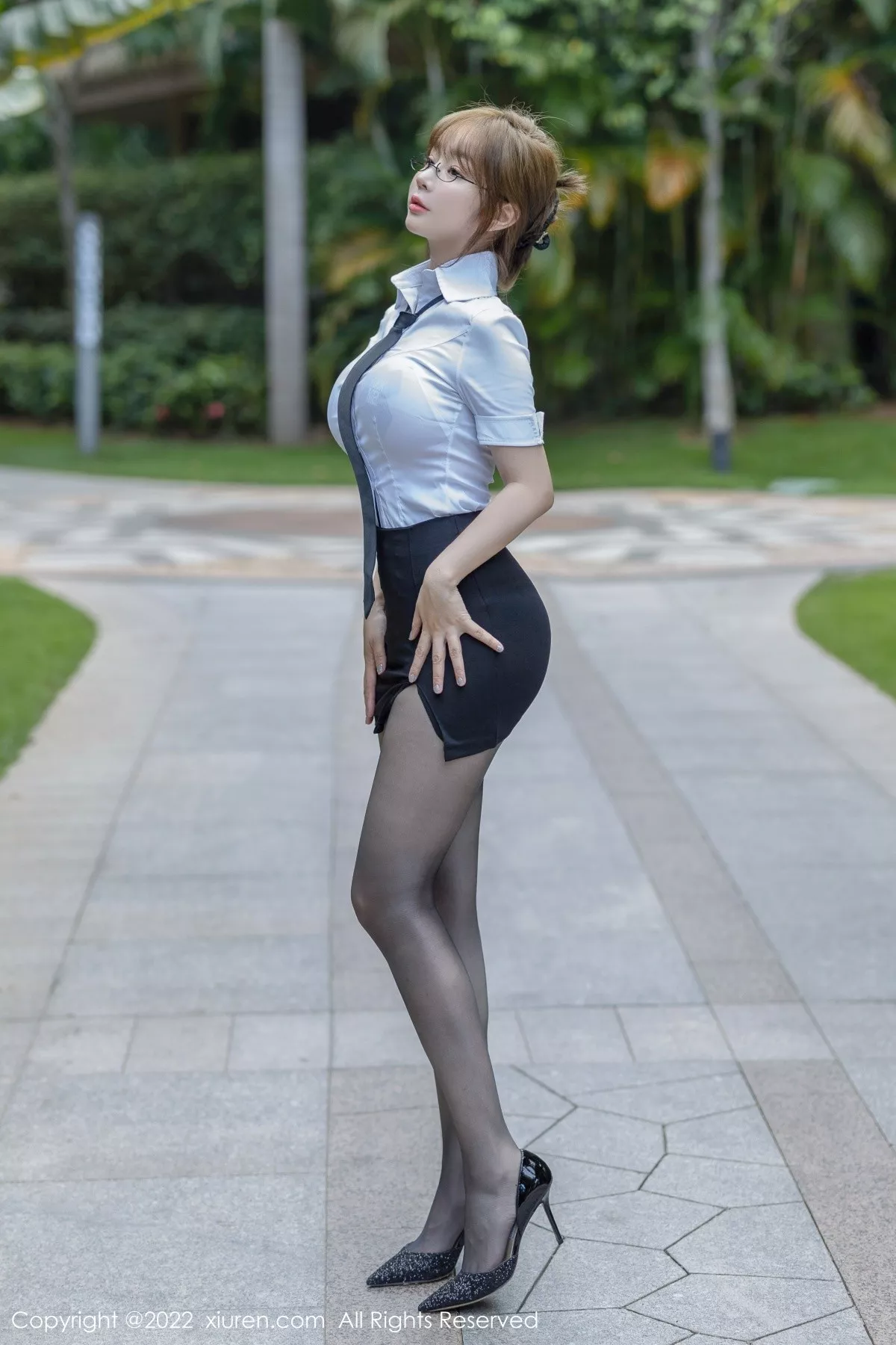 秀人集.com_[XiuRen秀人网]No.5417_女神王雨纯海南旅拍性感白T配黑短裙露黑色情趣内衣诱惑写真73P