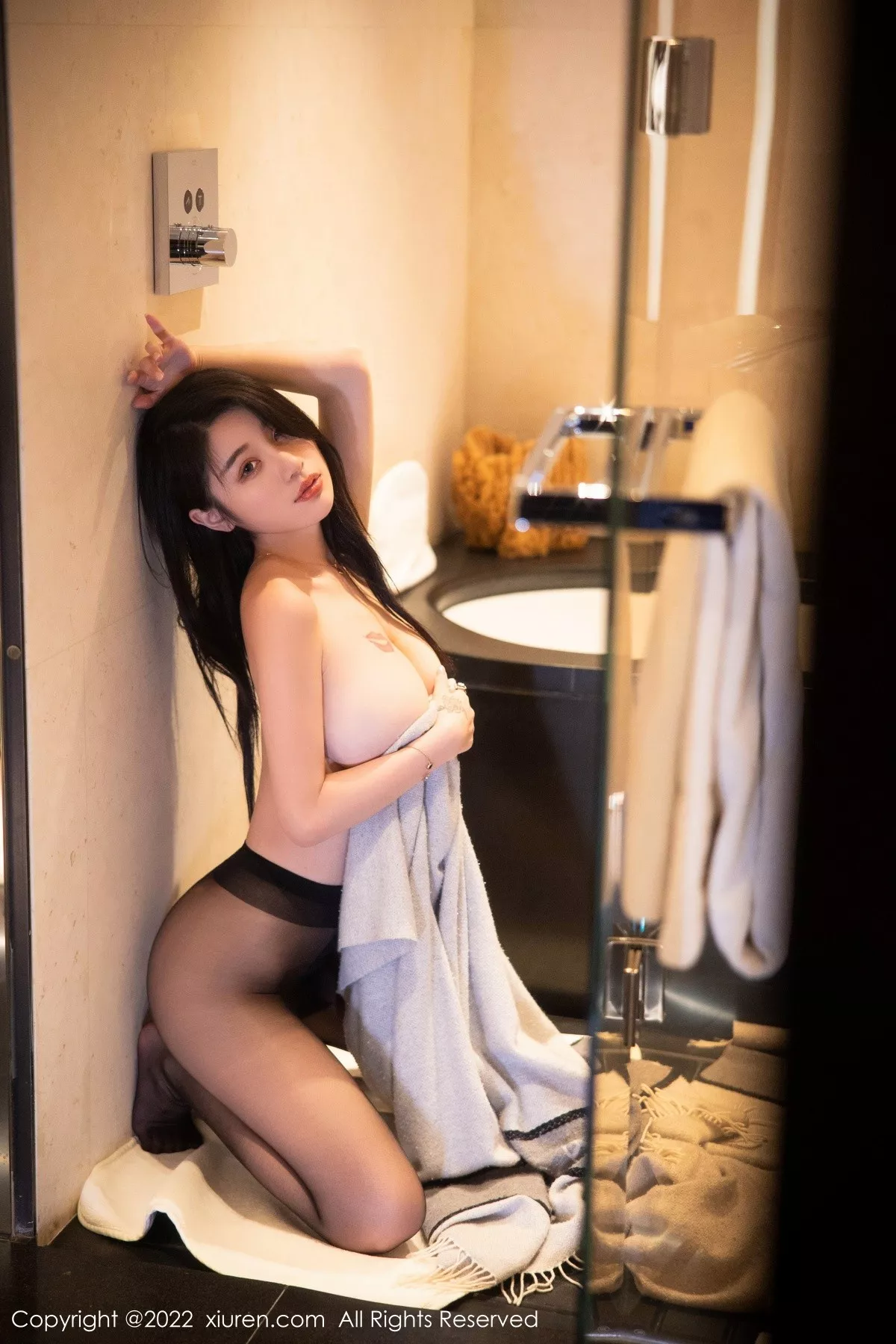 秀人集.com_[XiuRen秀人网]No.5426_模特美七Mia西双版纳旅拍脱淡红色连衣裙秀丰满身材诱惑写真114P