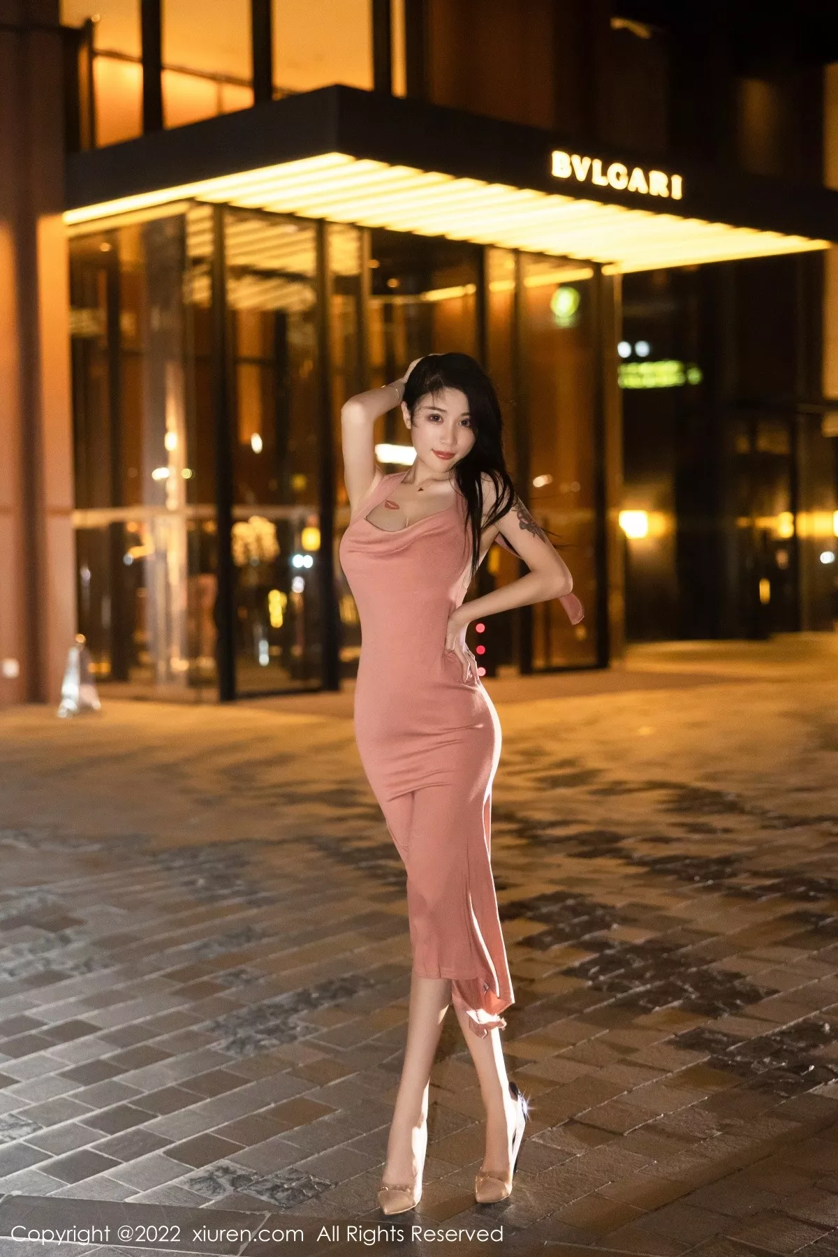 秀人集.com_[XiuRen秀人网]No.5426_模特美七Mia西双版纳旅拍脱淡红色连衣裙秀丰满身材诱惑写真114P