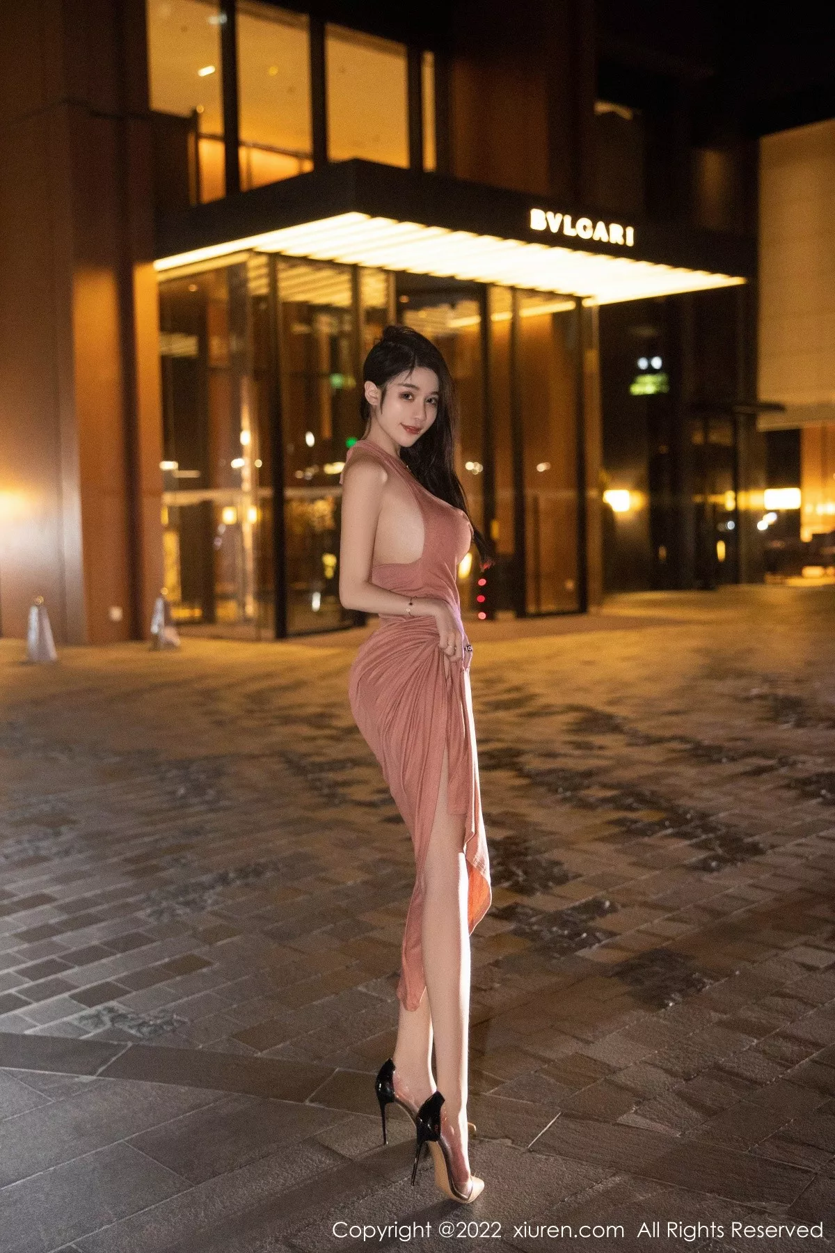 秀人集.com_[XiuRen秀人网]No.5426_模特美七Mia西双版纳旅拍脱淡红色连衣裙秀丰满身材诱惑写真114P