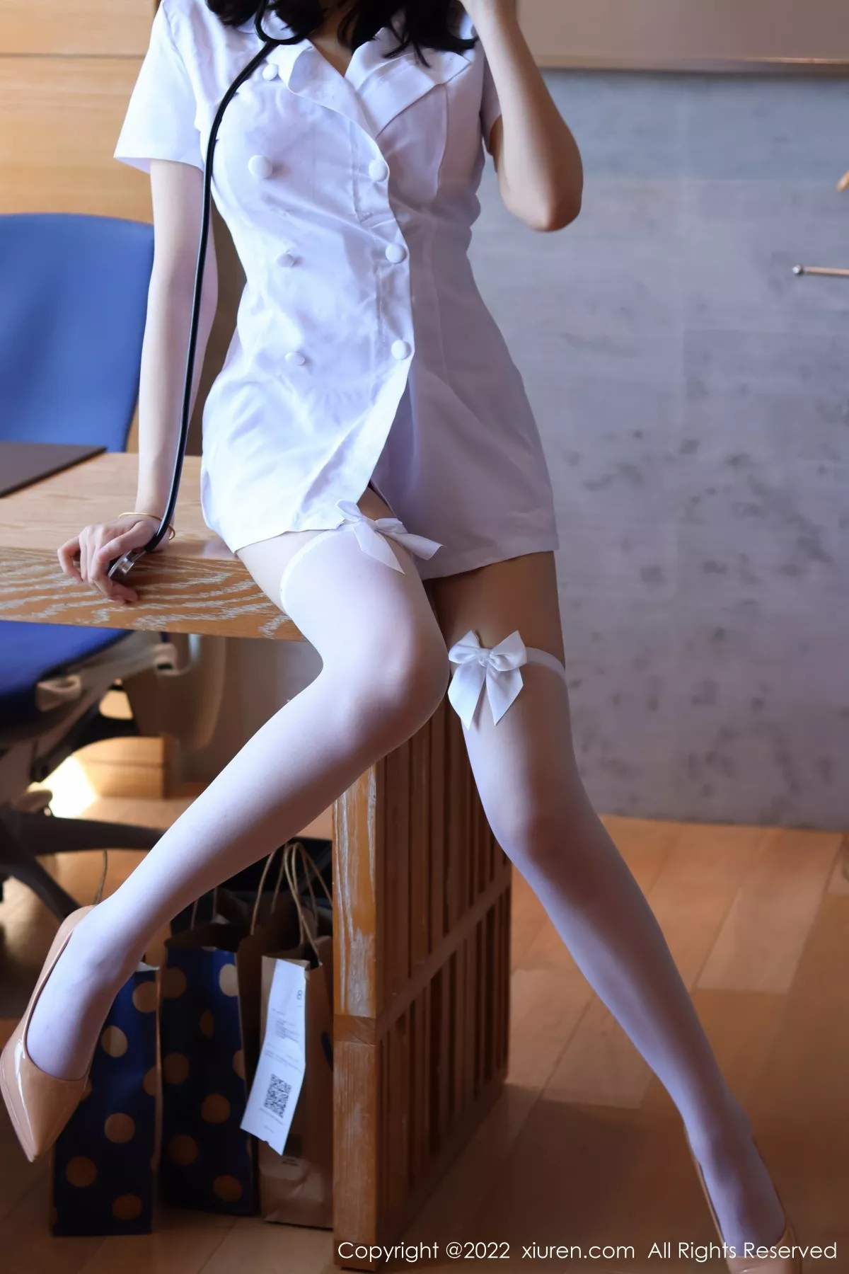 秀人集.com_[XiuRen秀人网]No.5438_模特玥儿玥er香格里拉旅拍半脱护士服露红色情趣内衣诱惑写真54P