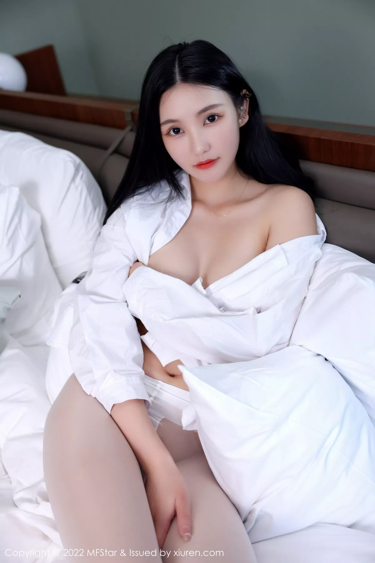 秀人集.com_[MFStar模范学院]Vol.565_新人模特小米XM性感白T配白色蛇纹无内丝袜惹火诱惑写真61P