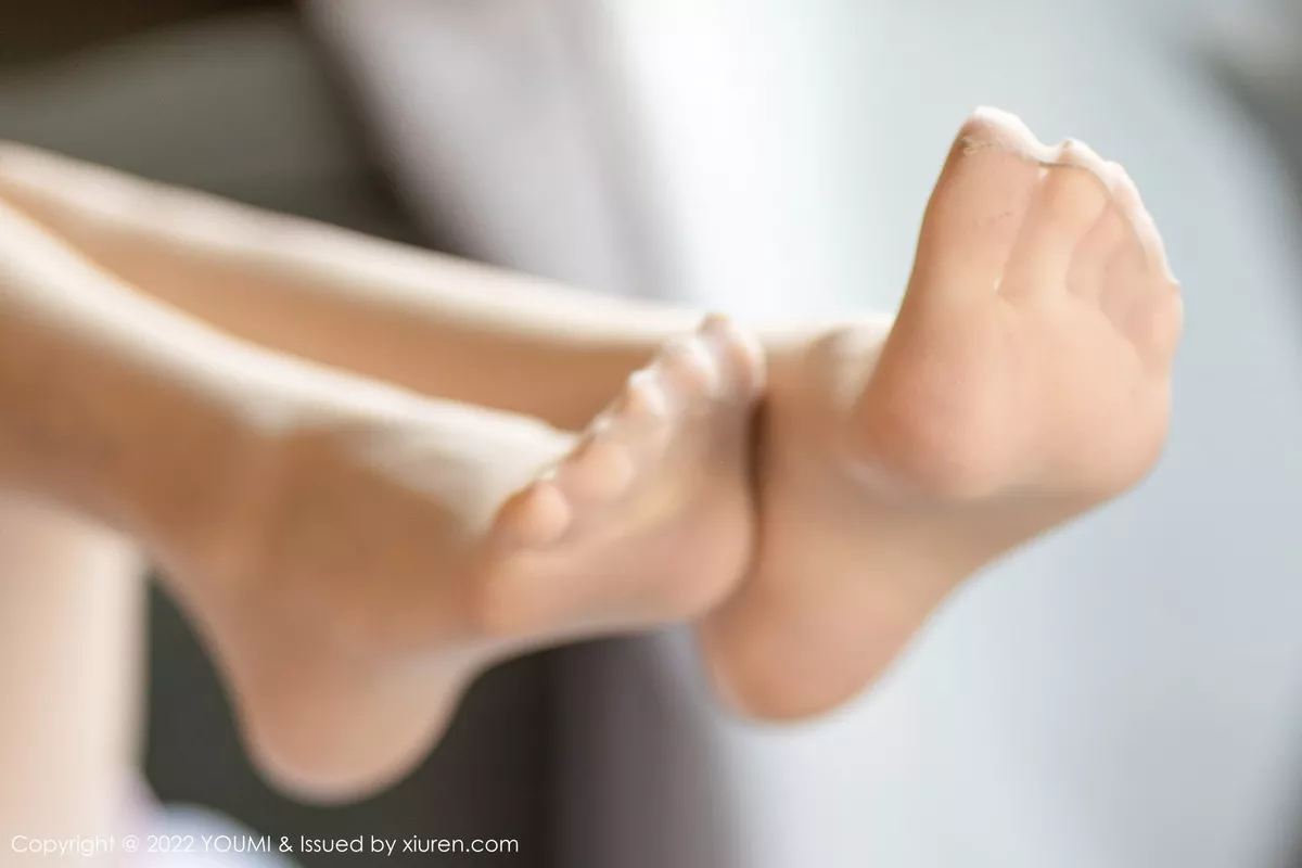 秀人集.com_[YouMi尤蜜荟]Vol.830_模特是小逗逗粉色吊带睡衣配超薄无内肉丝秀苗条身姿诱惑写真78P