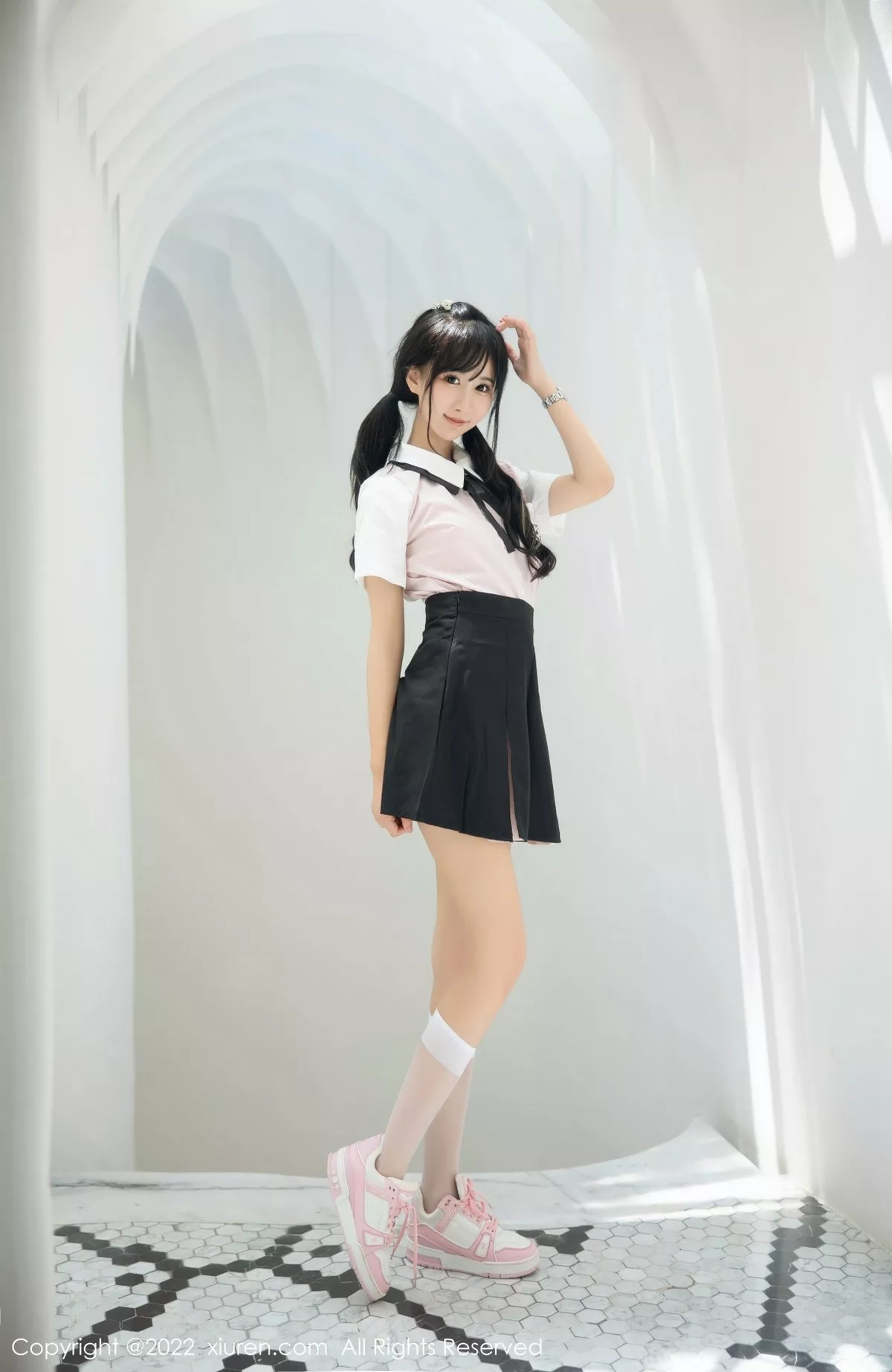 秀人集.com_[XiuRen秀人网]No.5443_女神小果冻儿大理旅拍性感白T配黑短裙露粉色内衣迷人诱惑写真99P