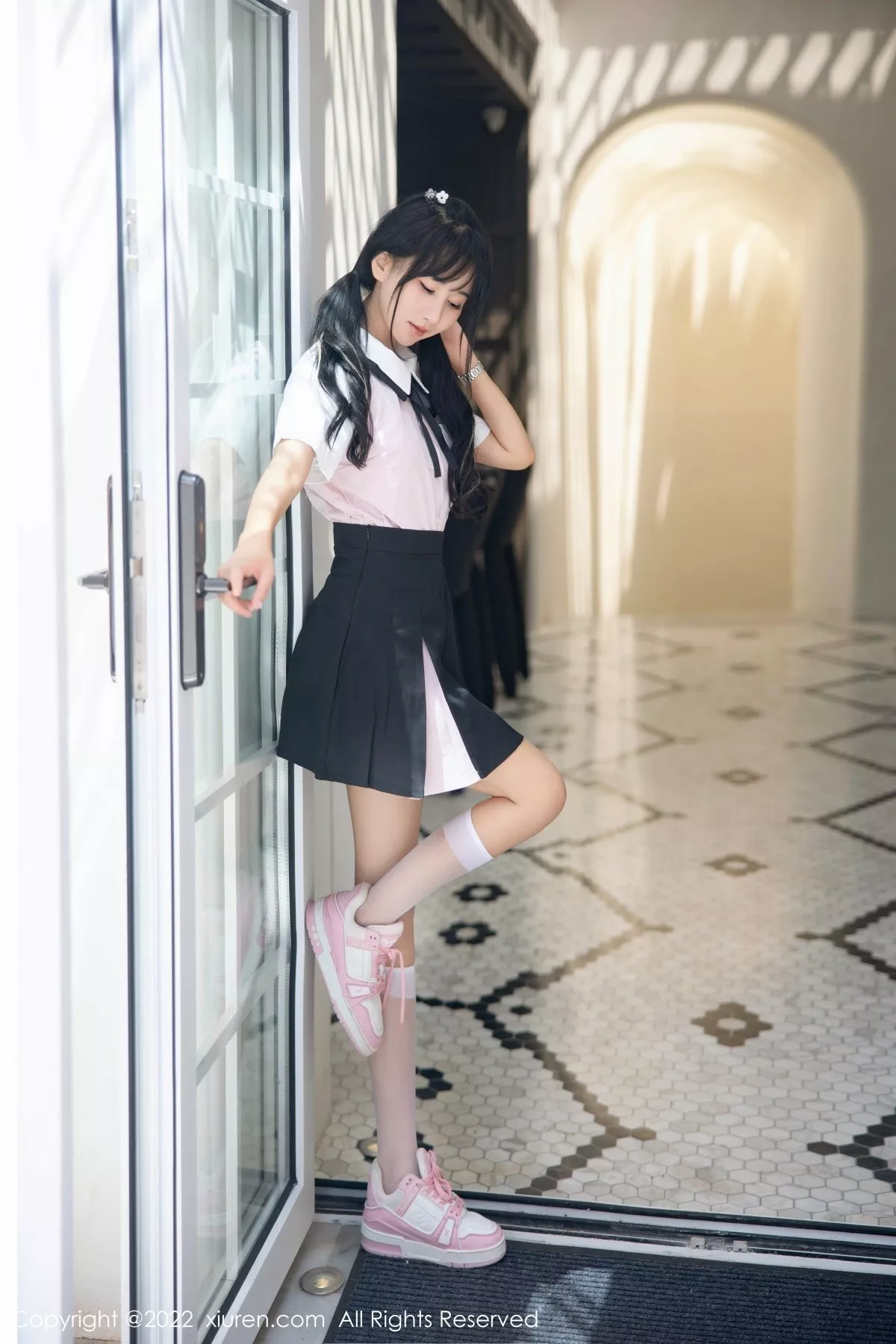 秀人集.com_[XiuRen秀人网]No.5443_女神小果冻儿大理旅拍性感白T配黑短裙露粉色内衣迷人诱惑写真99P