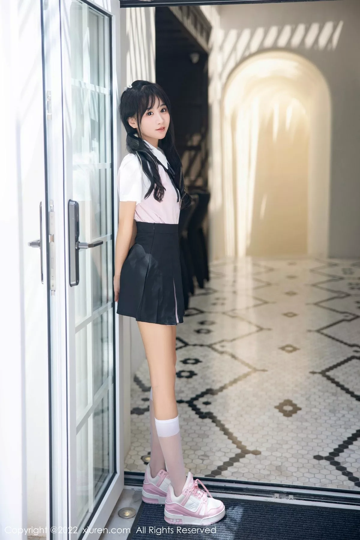 秀人集.com_[XiuRen秀人网]No.5443_女神小果冻儿大理旅拍性感白T配黑短裙露粉色内衣迷人诱惑写真99P