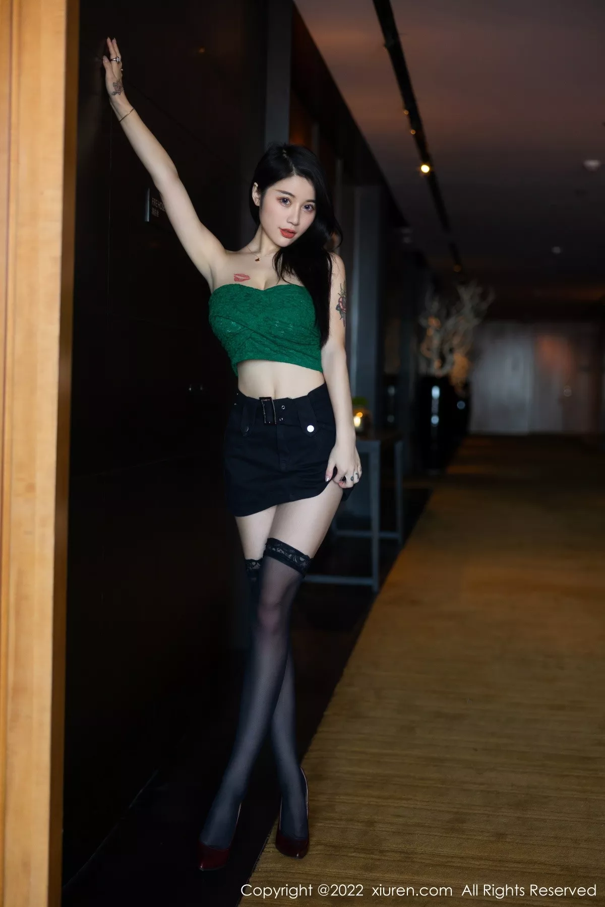 秀人集.com_[XiuRen秀人网]No.5455_模特美七Mia西双版纳旅拍露肩短装配黑短裙秀惹火身材诱惑写真75P