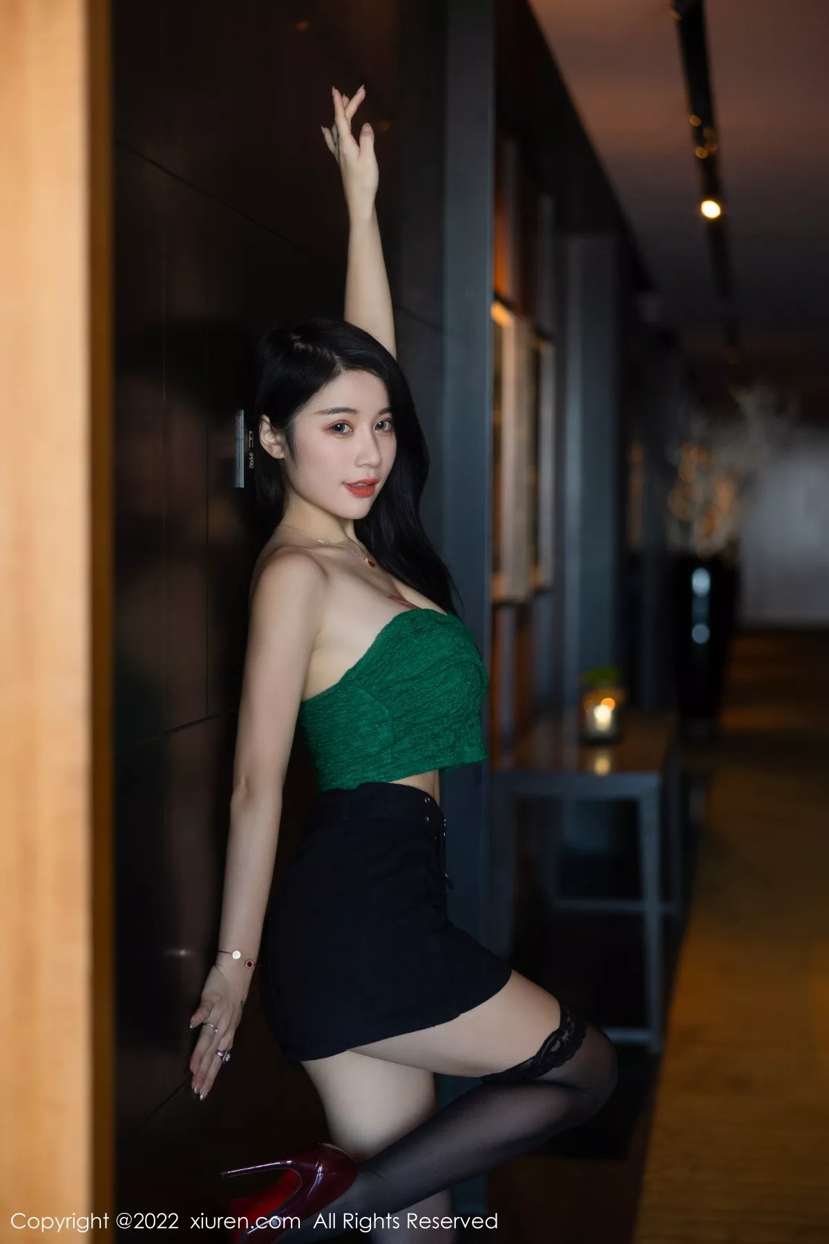 秀人集.com_[XiuRen秀人网]No.5455_模特美七Mia西双版纳旅拍露肩短装配黑短裙秀惹火身材诱惑写真75P