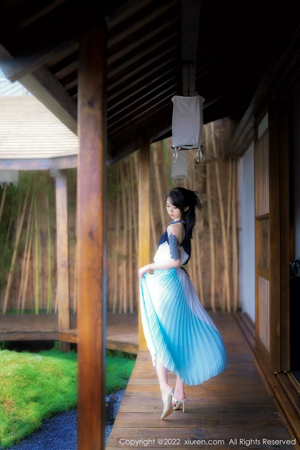 秀人集.com_[XiuRen秀人网]No.5327_模特奶瓶大理旅拍脱连衣裙露性感蕾丝内衣秀苗条身材诱惑写真53P