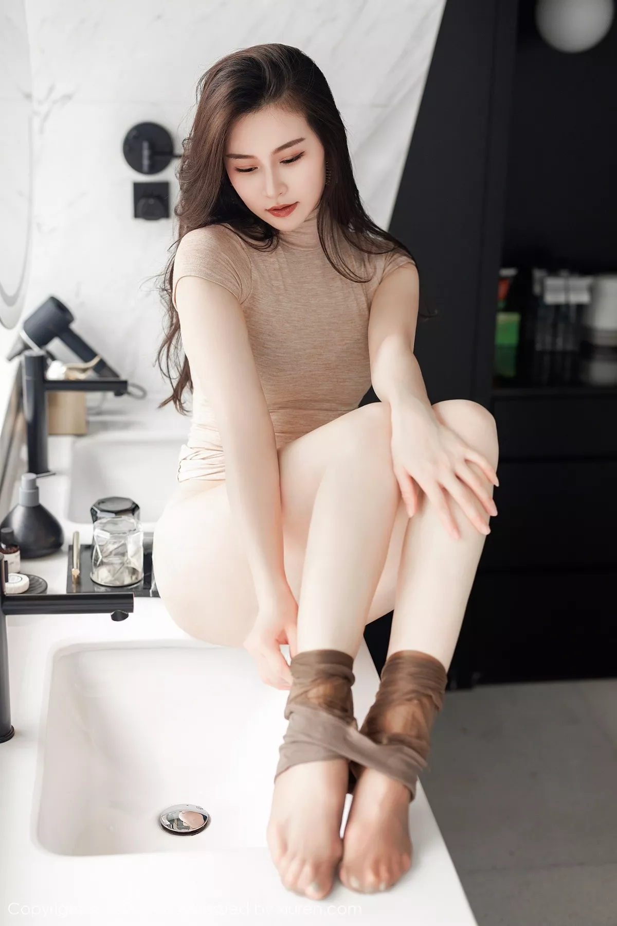 秀人集.com_[IMISS爱蜜社]Vol.692_气质美女Vanessa私房脱收身连衣裙露性感蕾丝内衣完美诱惑写真46P