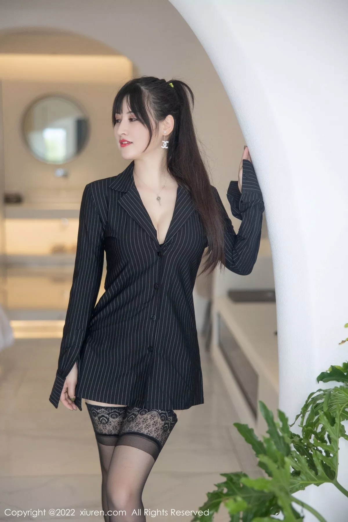 秀人集.com_[XiuRen秀人网]No.5335_模特诗诗kiki大理旅拍半脱黑色条纹T恤露性感蕾丝内衣诱惑写真83P