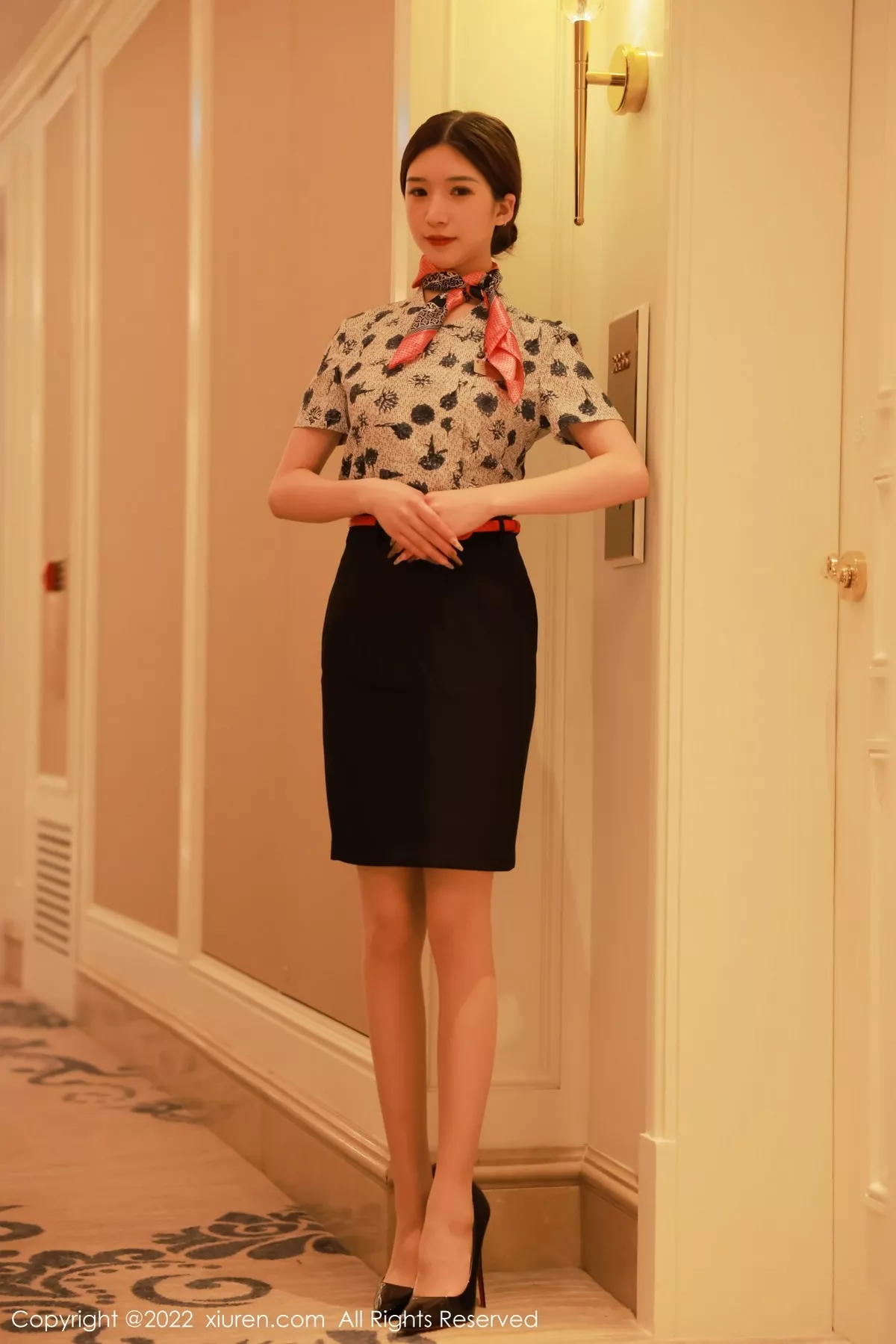 秀人集.com_[XiuRen秀人网]No.5349_模特hebe韩心雨澳门旅拍空姐制服露蕾丝内衣超薄肉丝诱惑写真56P