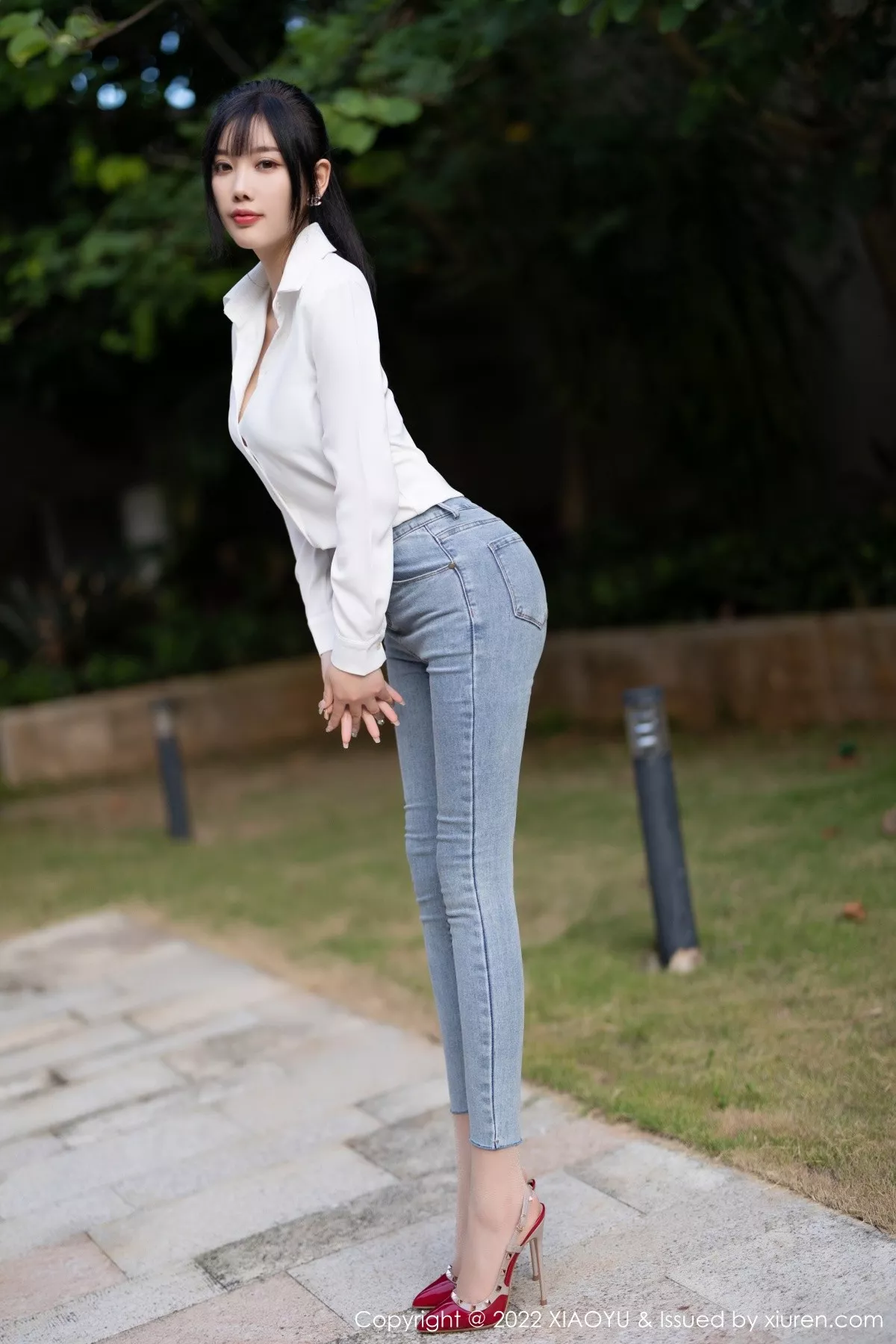 秀人集.com_[XiaoYu画语界]Vol.846_女神杨晨晨Yome性感白T配牛仔裤露红色内衣超薄肉丝诱惑写真85P