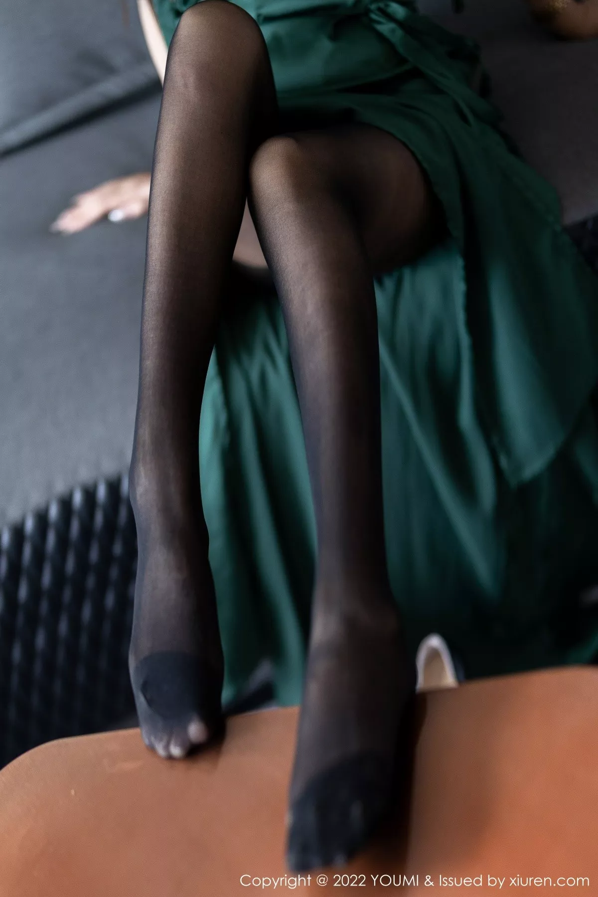 秀人集.com_[YouMi尤蜜荟]Vol.837_模特laura阿姣脱性感暗绿色长裙露黑色蕾丝内衣超薄黑丝诱惑写真70P