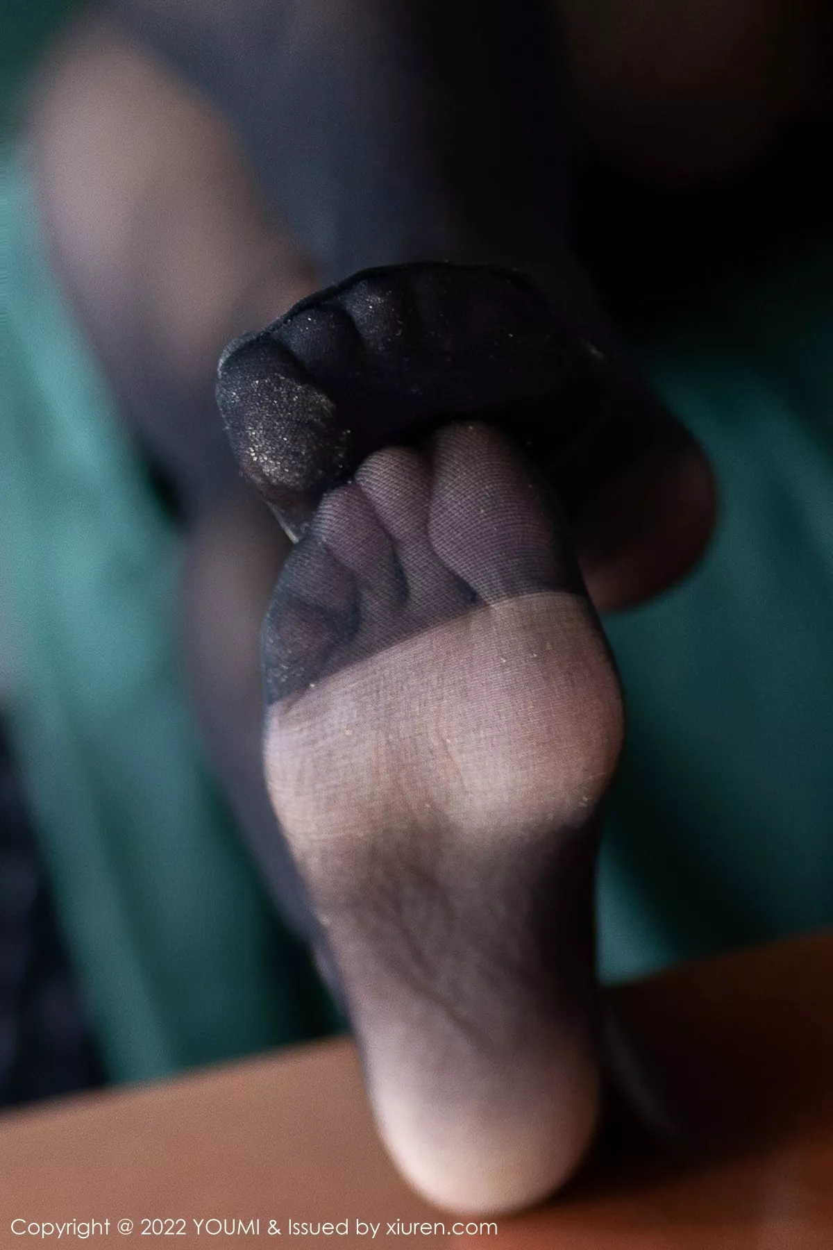 秀人集.com_[YouMi尤蜜荟]Vol.837_模特laura阿姣脱性感暗绿色长裙露黑色蕾丝内衣超薄黑丝诱惑写真70P