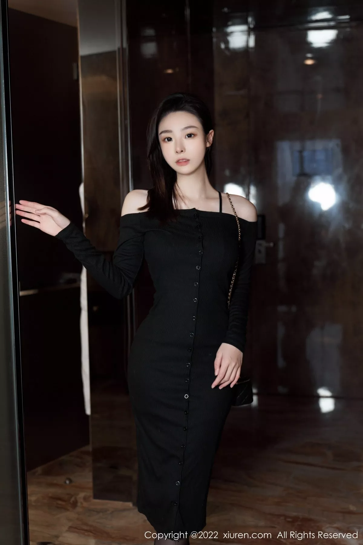 秀人集.com_[XiuRen秀人网]No.5529_模特是小逗逗心愿旅拍脱黑色露肩连衣长裙露蕾丝内衣诱惑写真92P