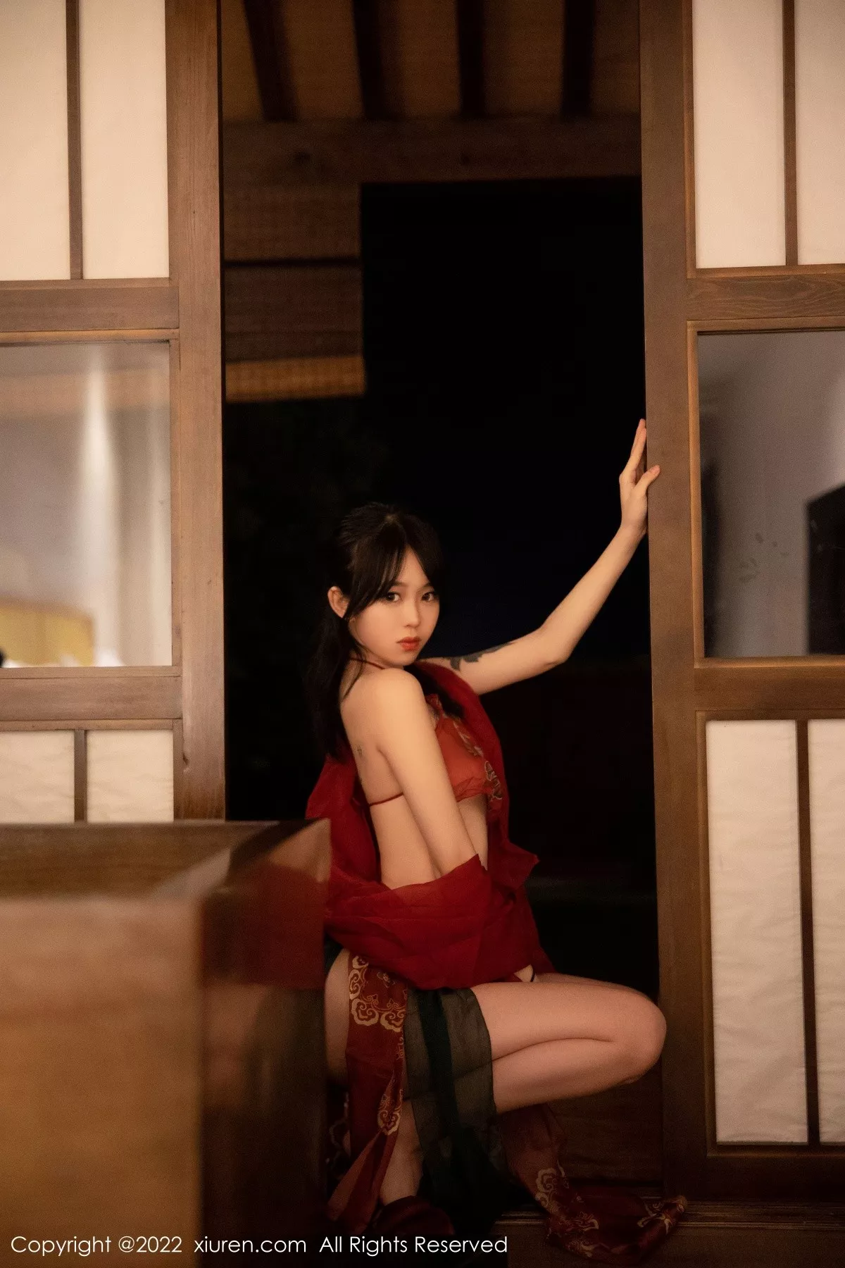 秀人集.com_[XiuRen秀人网]No.5527_模特奶瓶大理旅拍私房性感红色轻透古装服秀完美身材诱惑写真78P