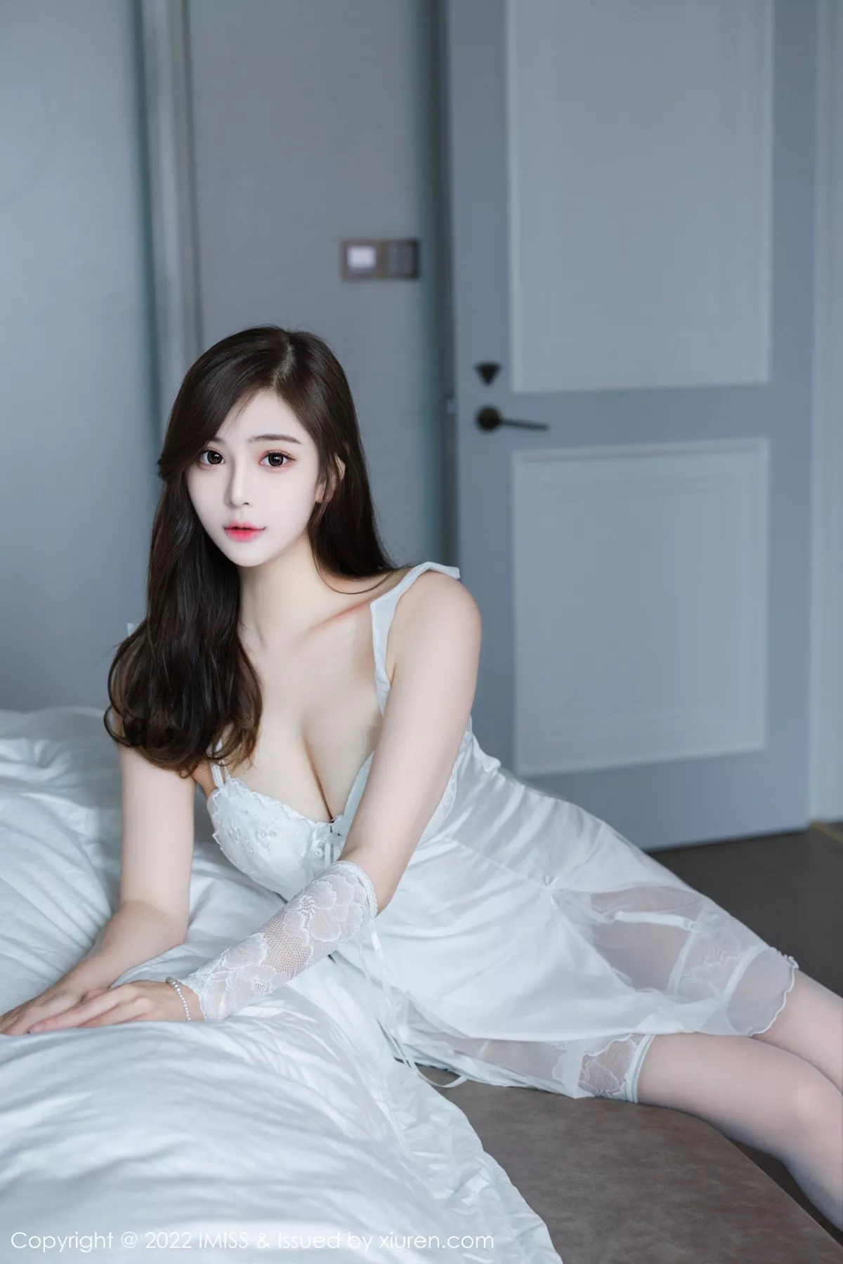 秀人集.com_[IMISS爱蜜社]Vol.696_气质女神Lavinia肉性感白色睡裙配白色丝袜秀凹凸身材诱惑写真36P