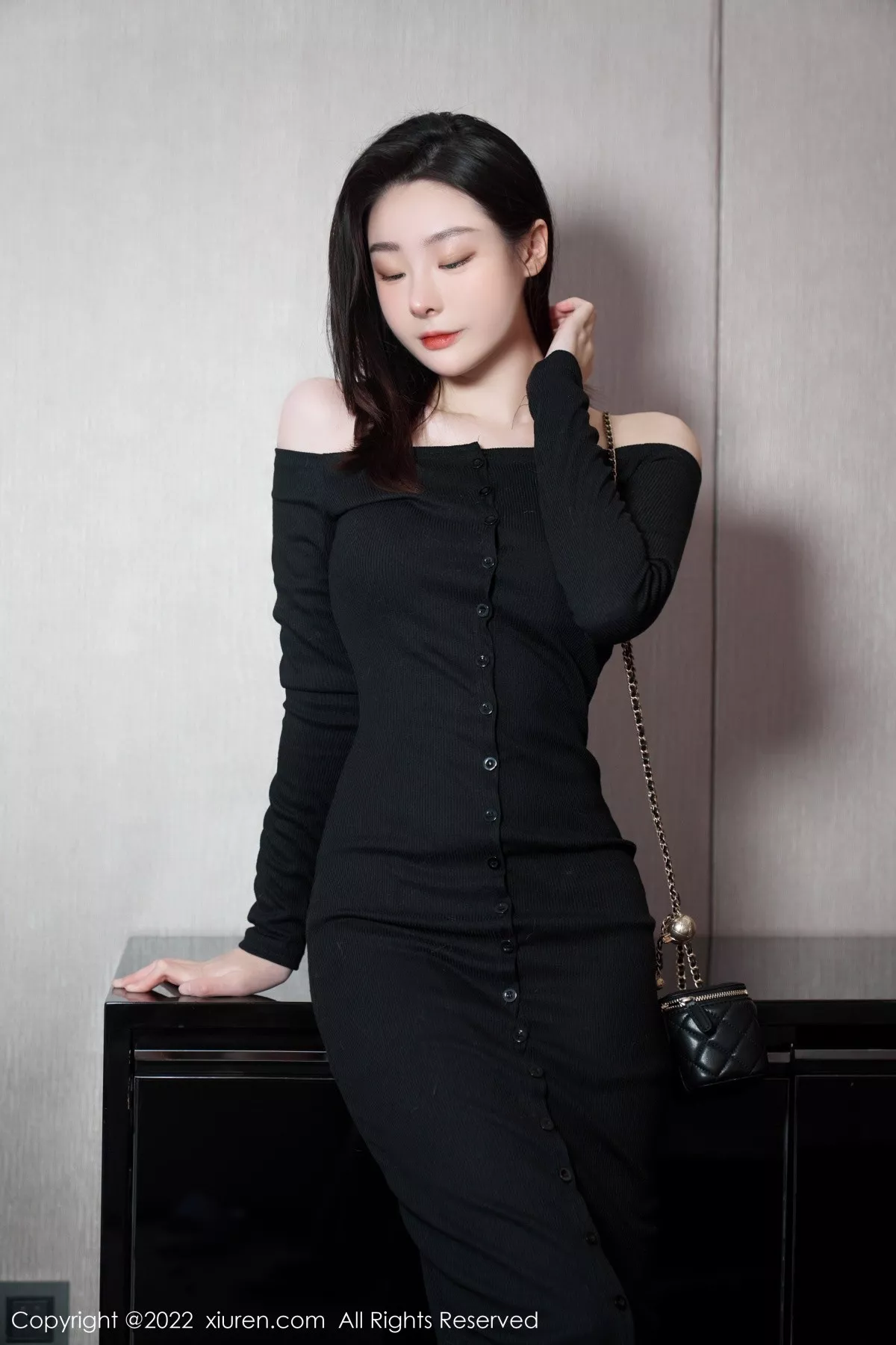 秀人集.com_[XiuRen秀人网]No.5529_模特是小逗逗心愿旅拍脱黑色露肩连衣长裙露蕾丝内衣诱惑写真92P